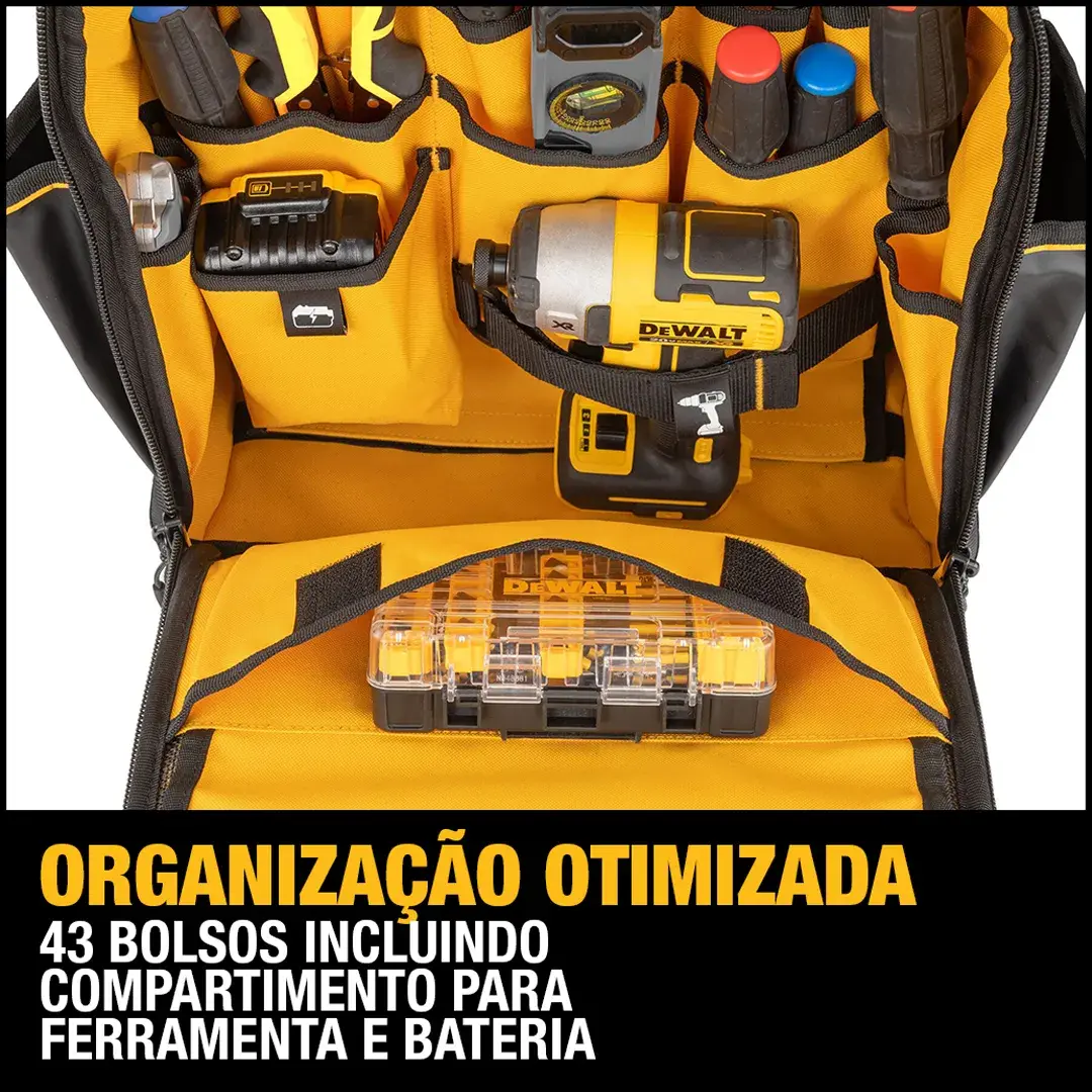 DEWALT tool backpack shown open, displaying multiple organized pockets holding tools, batteries, and accessories. There is a highlighted section with text in Portuguese that reads: 'Optimized organization. 43 pockets including compartment for tool and battery.'