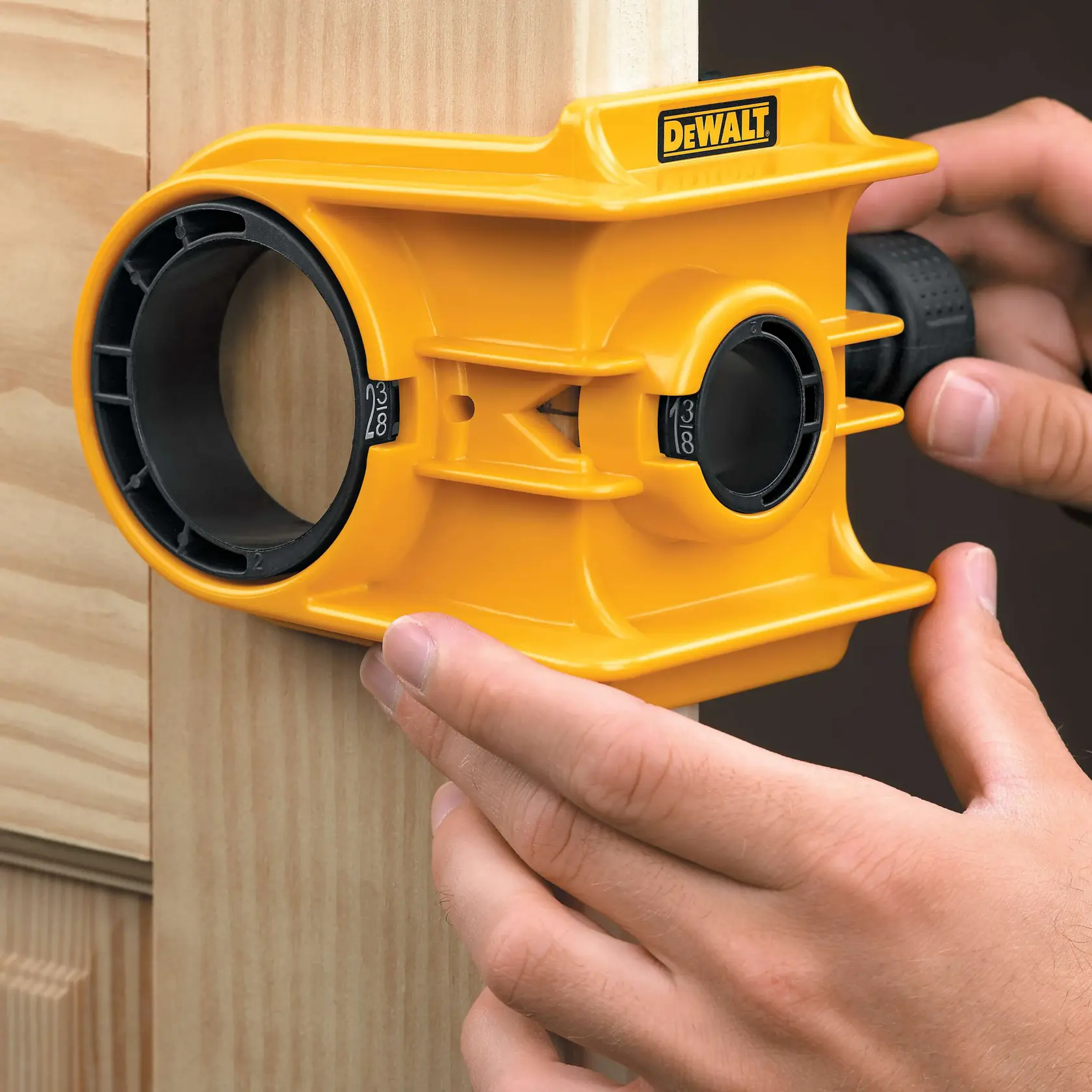 DEWALT® Kit para Instalación de Cerraduras de Puerta Bi-Metal (4 Piezas)