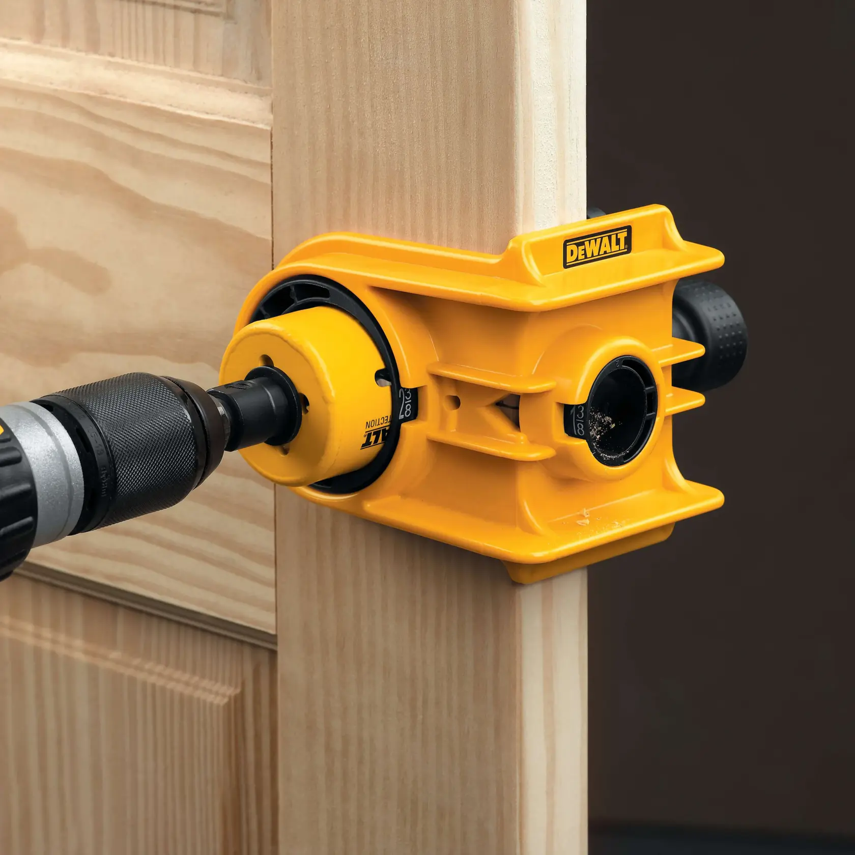 DEWALT® Kit para Instalación de Cerraduras de Puerta Bi-Metal (4 Piezas)