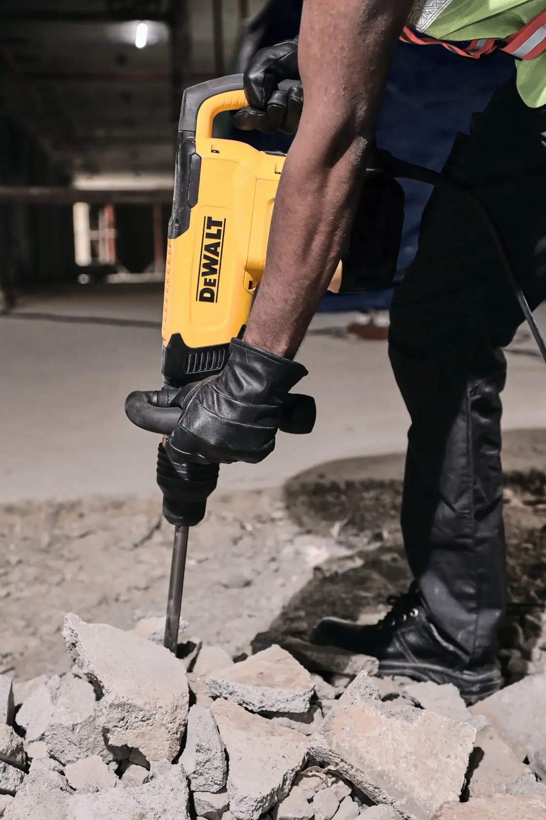 DEMOLITION HAMMER 10KG APPLICATION CLOSE UP