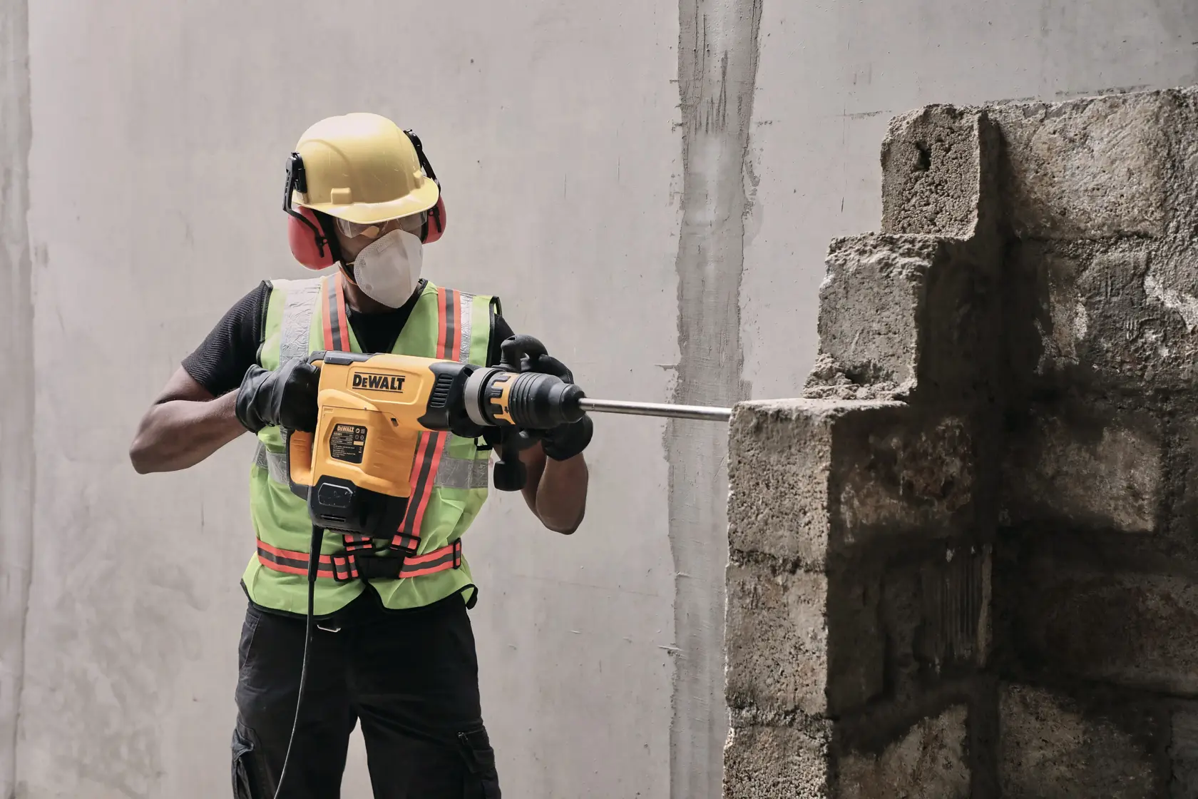 DEMOLITION HAMMER 10KG APPLICATION into a stone concrete wall