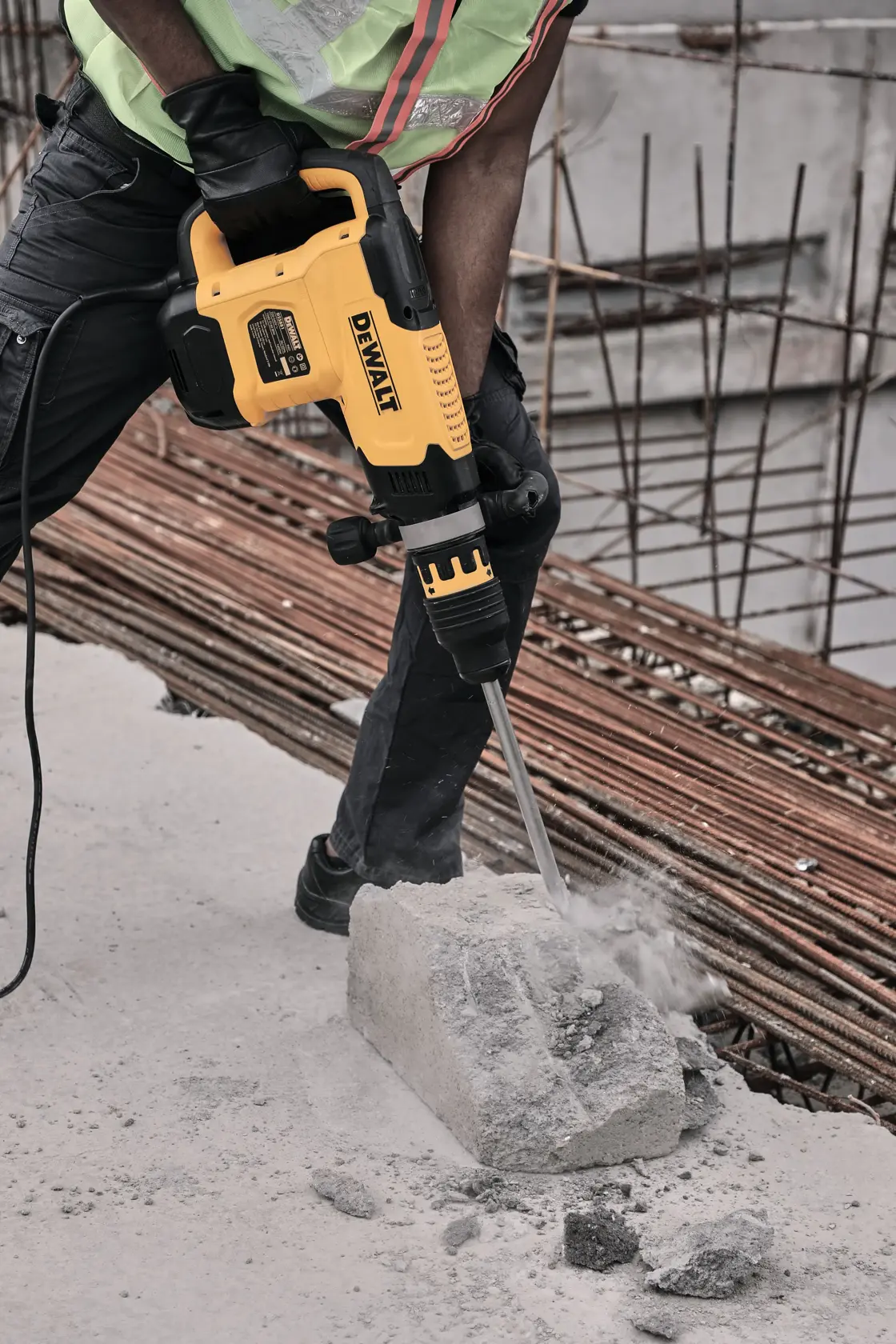 DEMOLITION HAMMER 10KG APPLICATION CLOSE UP