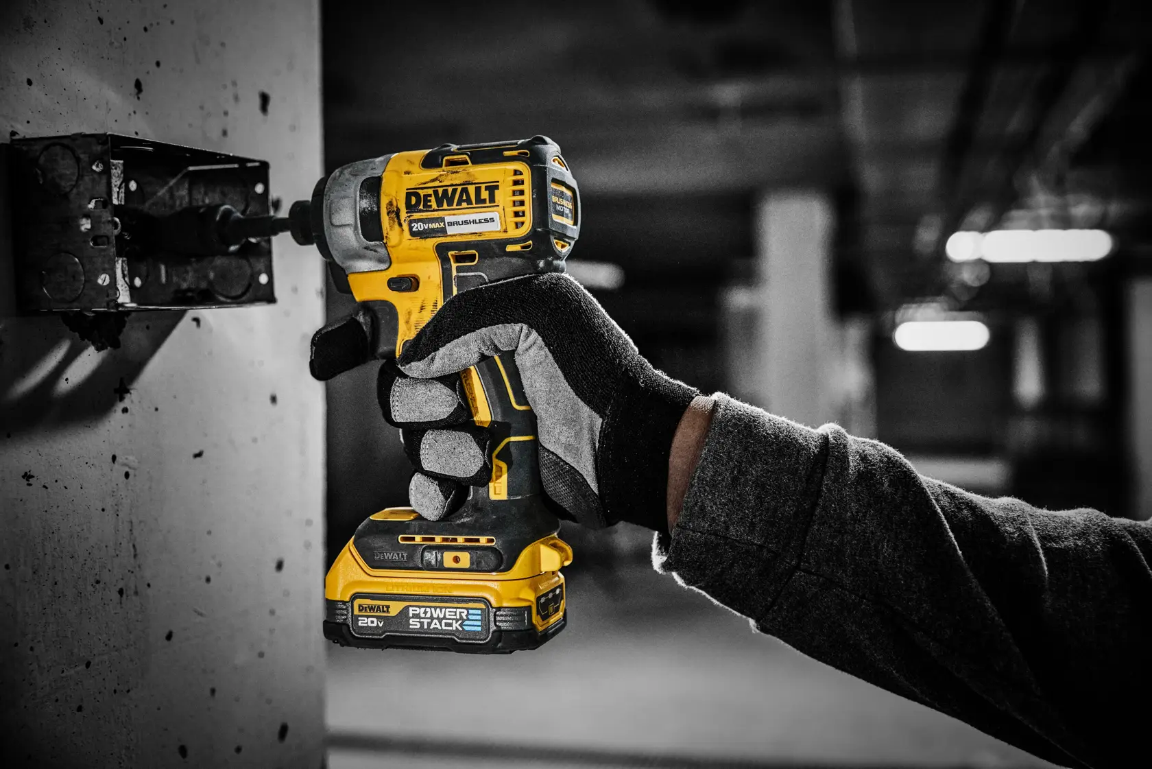 DEWALT® 20V MAX* POWERSTACK™ Kit de (2) Baterias Compactas de 1.7 Ah, Cargador y Bolso