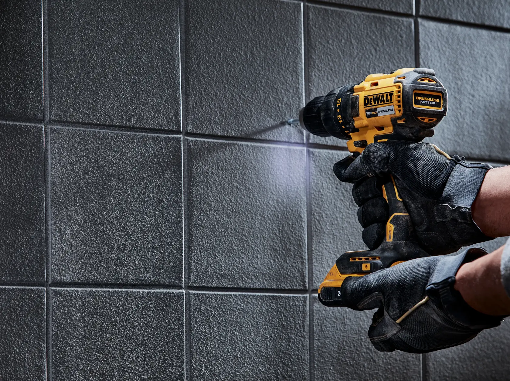 DEWALT® 20V MAX* Kit de Taladro Percutor/Atornillador de 1/2" (13mm) Inalámbrico sin Carbones con (1) Batería de 2.0 Ah y Cargador