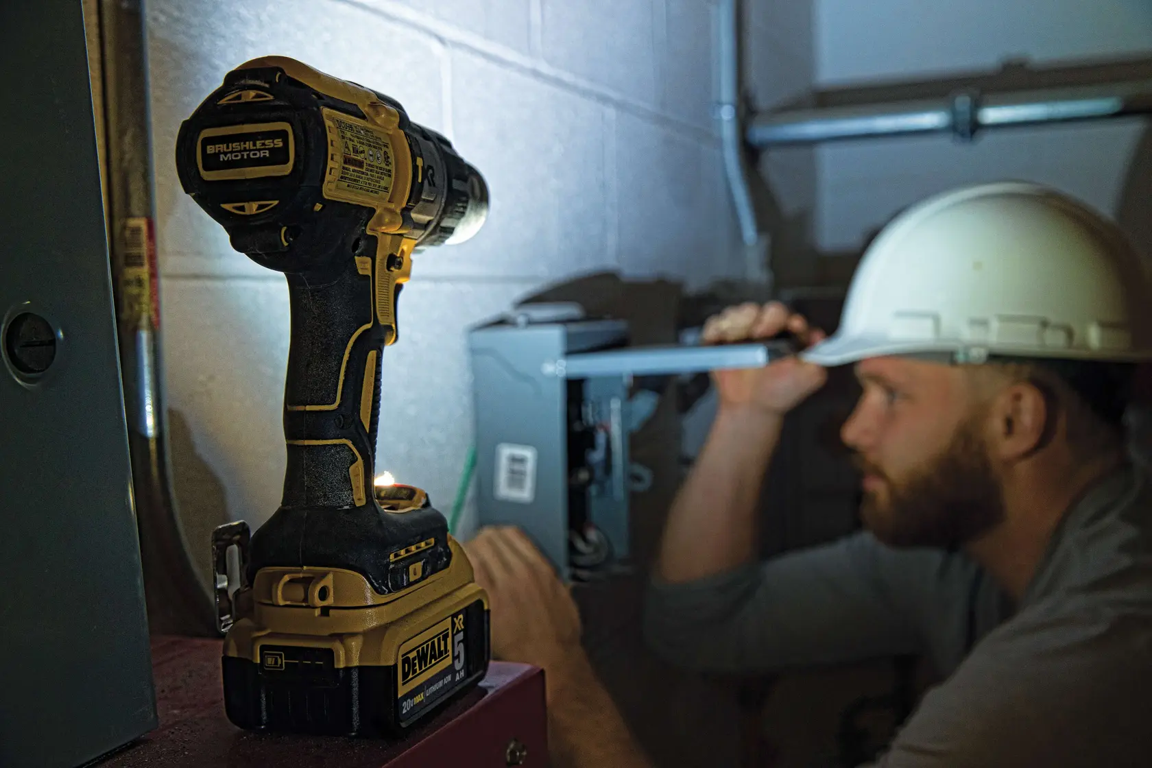 DEWALT® 20V MAX* XR® Kit de Taladro Percutor/Atornillador de 1/2" (13mm) Inalámbrico sin Carbones con (2) Baterías de 5.0 Ah y Cargador