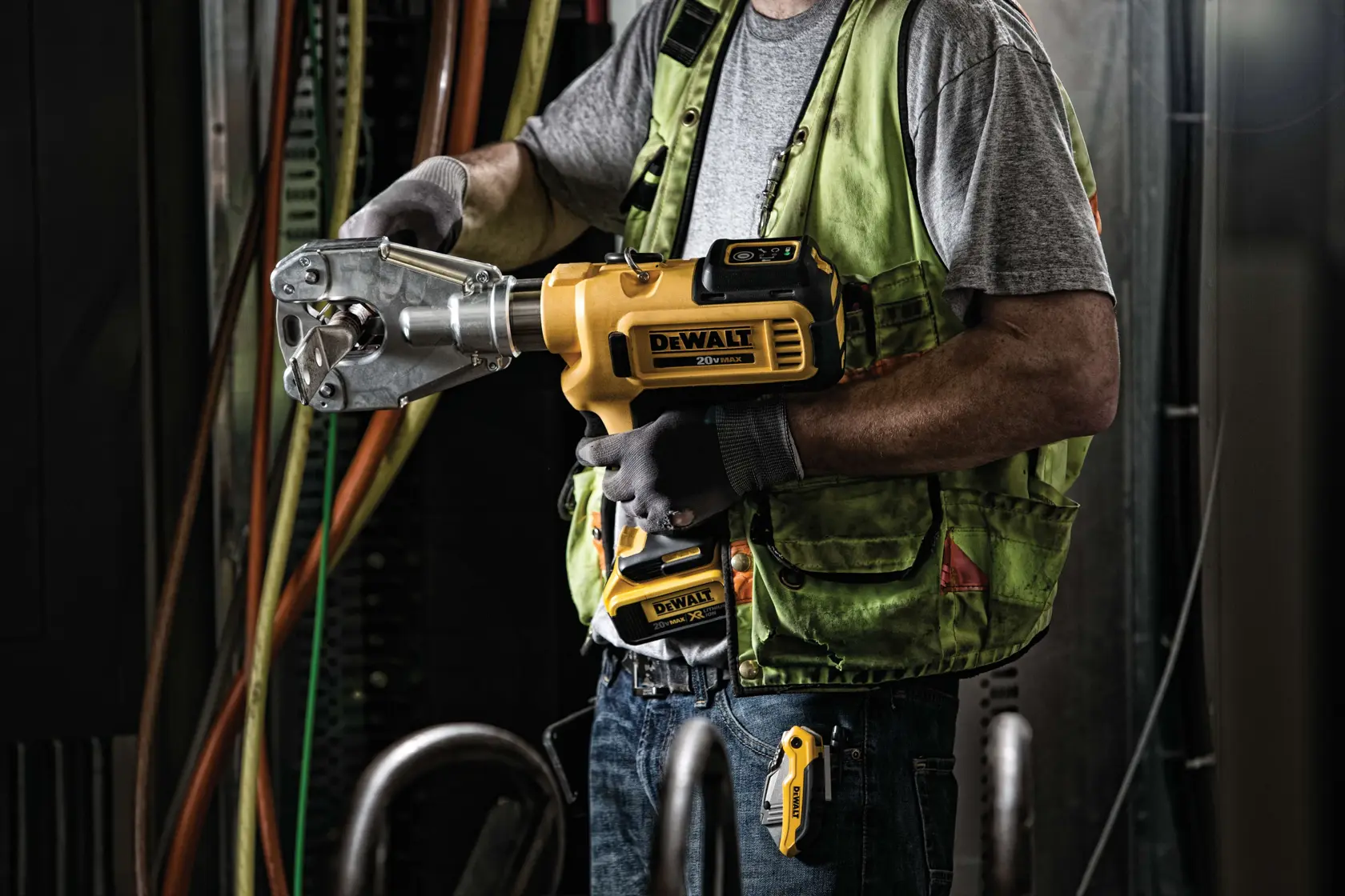 DEWALT® 20V MAX* Kit de Herramienta de Crimpado de Cable sin Troqueles Inalámbrica con (2) Baterías de 4.0 Ah y Cargador