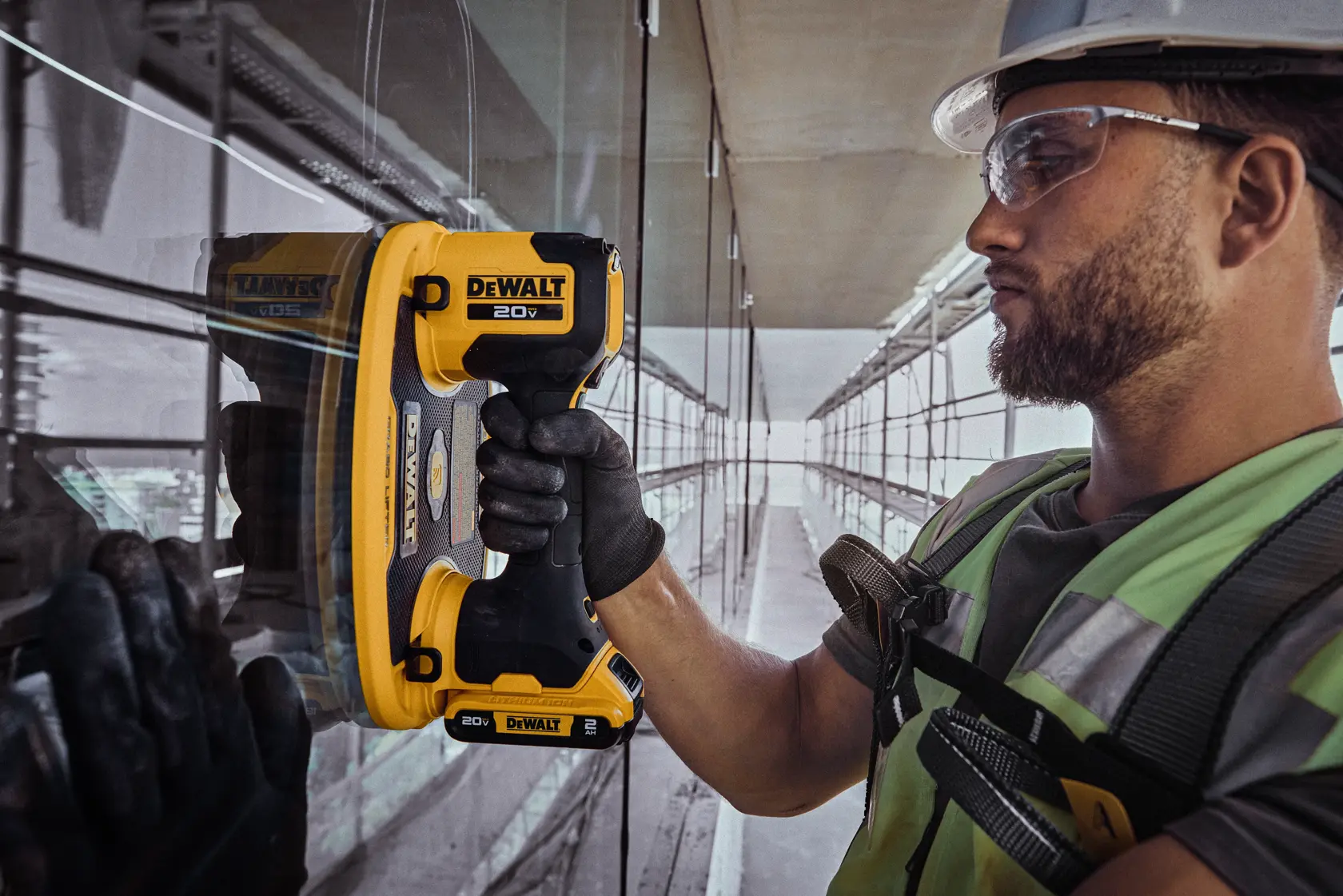 User installing glass panel with DEWALT® 20V MAX* Grabo Lifter