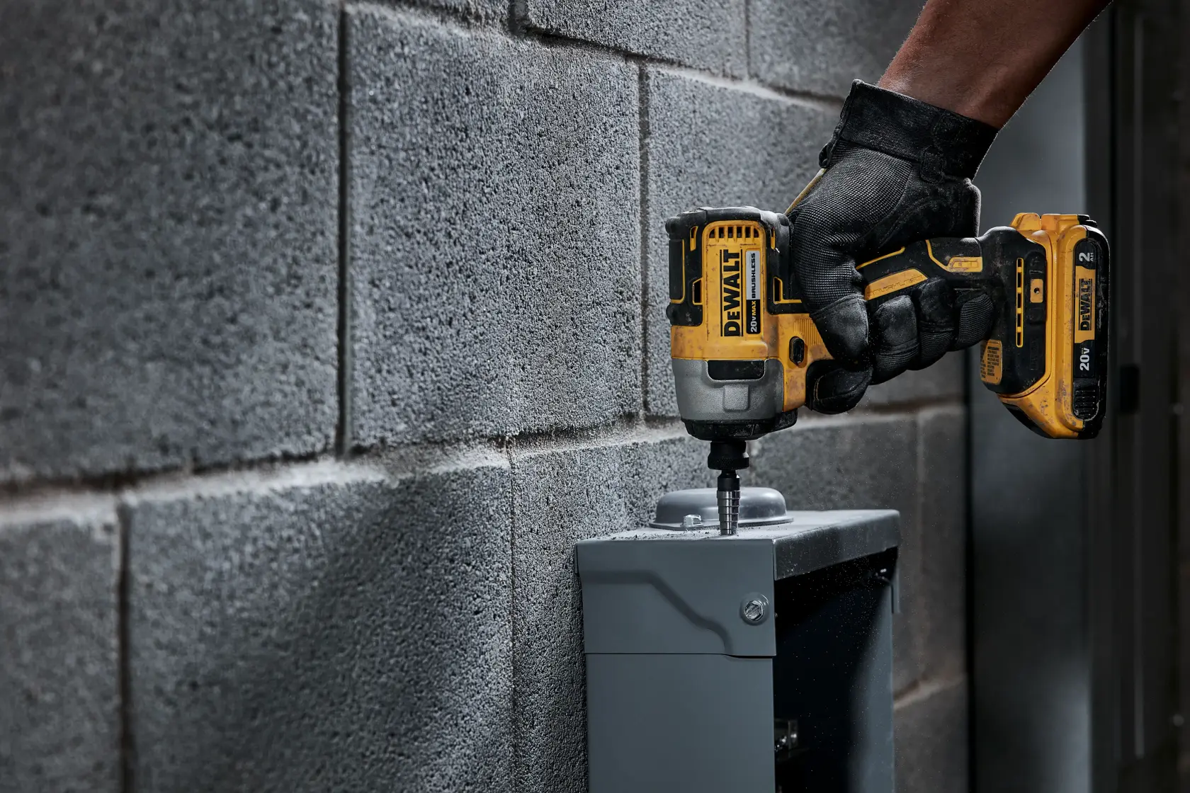 DEWALT® Kit de Atornillador de Impacto de 1/4" (6.4 mm) Inalámbrico sin Carbones de 20V MAX*, (2) Baterías de 2.0Ah y Cargador