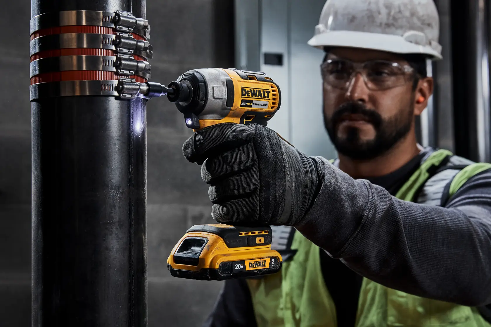 DEWALT® Kit de Atornillador de Impacto de 1/4" (6.4 mm) Inalámbrico sin Carbones de 20V MAX*, (2) Baterías de 2.0Ah y Cargador