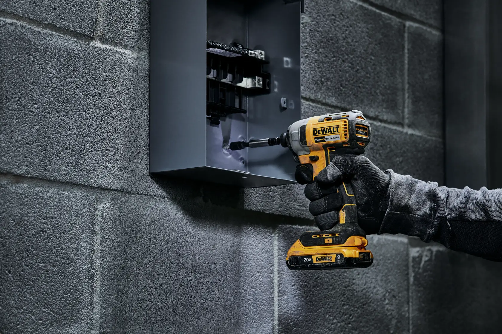 DEWALT® Kit de Atornillador de Impacto de 1/4" (6.4 mm) Inalámbrico sin Carbones de 20V MAX*, (2) Baterías de 2.0Ah y Cargador