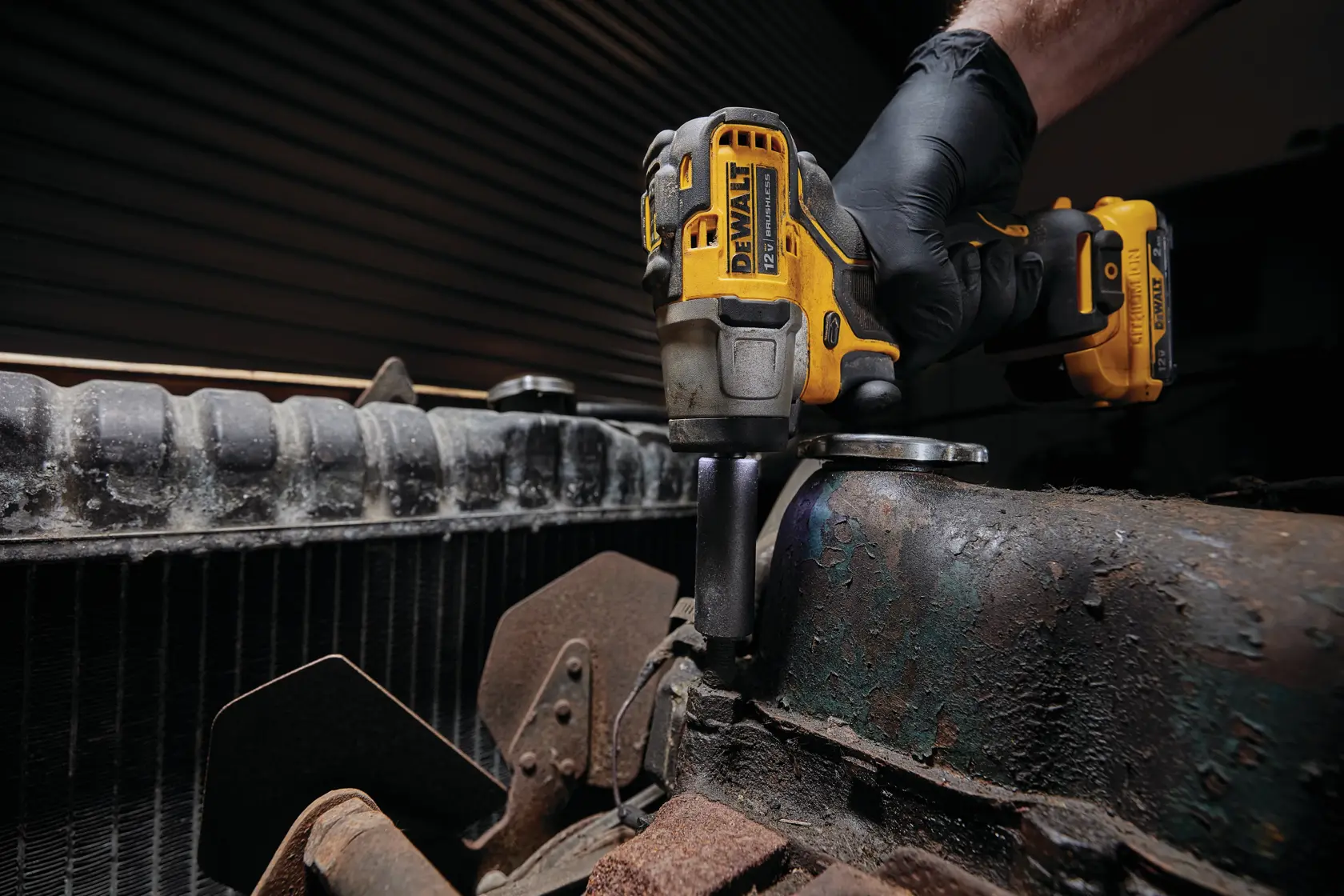 DEWALT® XTREME™ 12V MAX* Llave de Impacto de 3/8" (10 mm) Inalámbrica sin Carbones (Solo Herramienta)