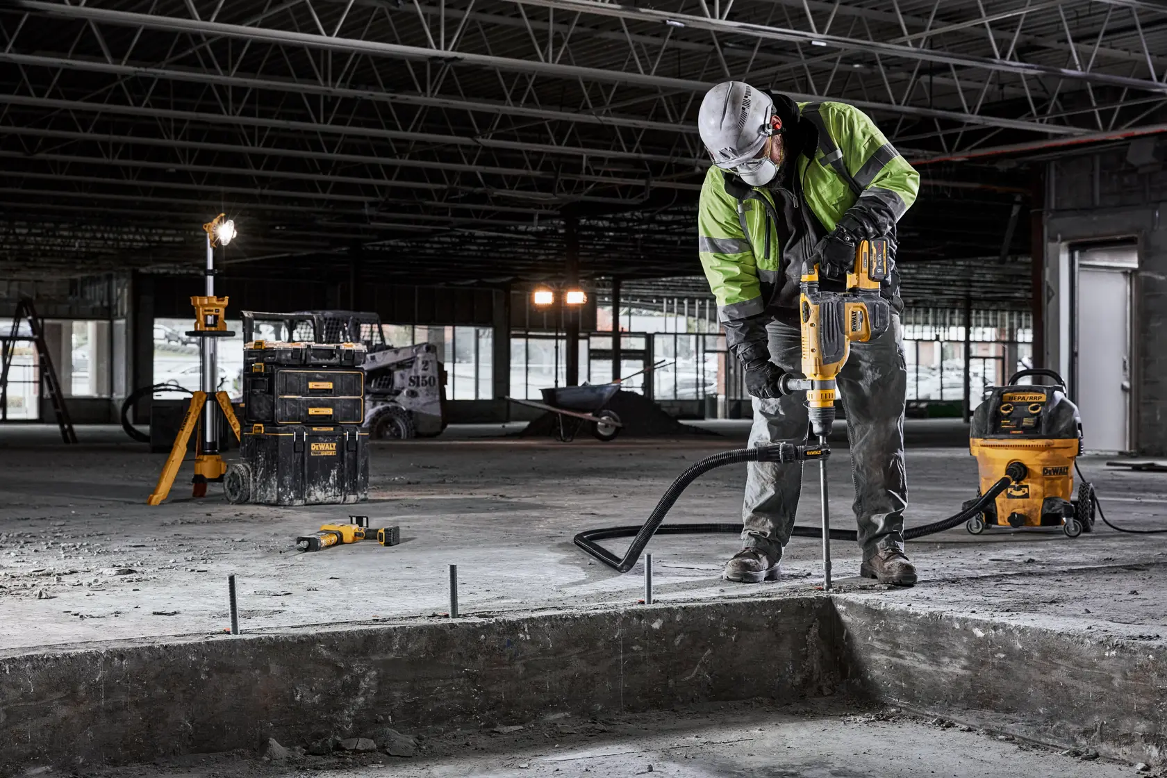 DEWALT® FLEXVOLT® 60V MAX* Kit de Rotomartillo Combinado SDS de 1-7/8" (48mm) sin Carbones, 13.3j, (2) Baterías de 9.0 Ah y Cargador