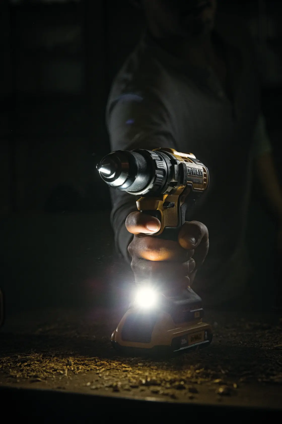 DEWALT® 20V MAX* Combo de Taladro Percutor/Atornillador de 1/2" (13mm) y Esmeriladora Angular de 4-1/2" (115mm) Inalámbrico sin Carbones con (2) Baterías de 5.0 Ah y Cargador con Caja TSTAK®