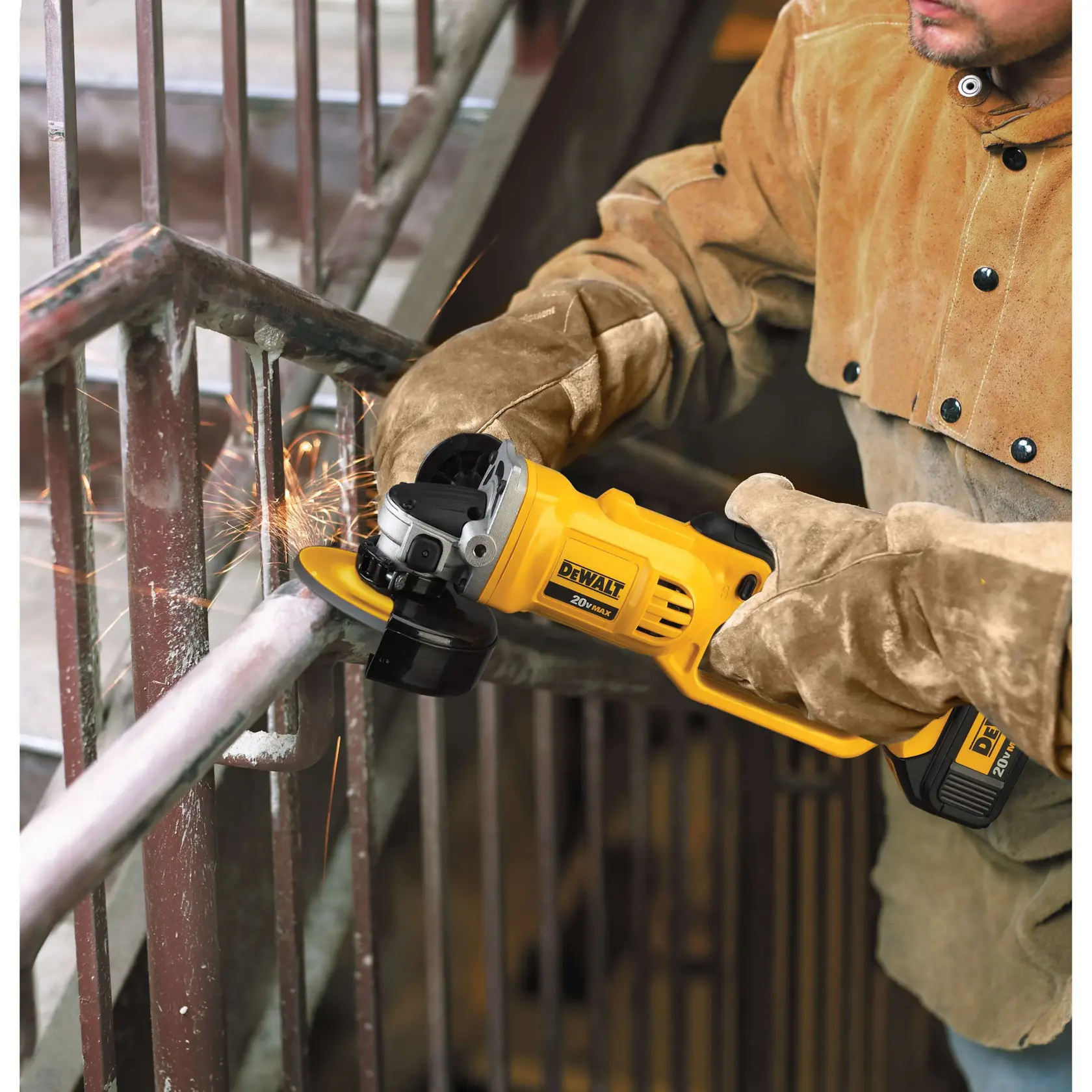 DEWALT® 20V MAX* Combo de Taladro Percutor/Atornillador de 1/2" (13mm) y Esmeriladora Angular de 4-1/2" (115mm) Inalámbrico sin Carbones con (2) Baterías de 5.0 Ah y Cargador con Caja TSTAK®