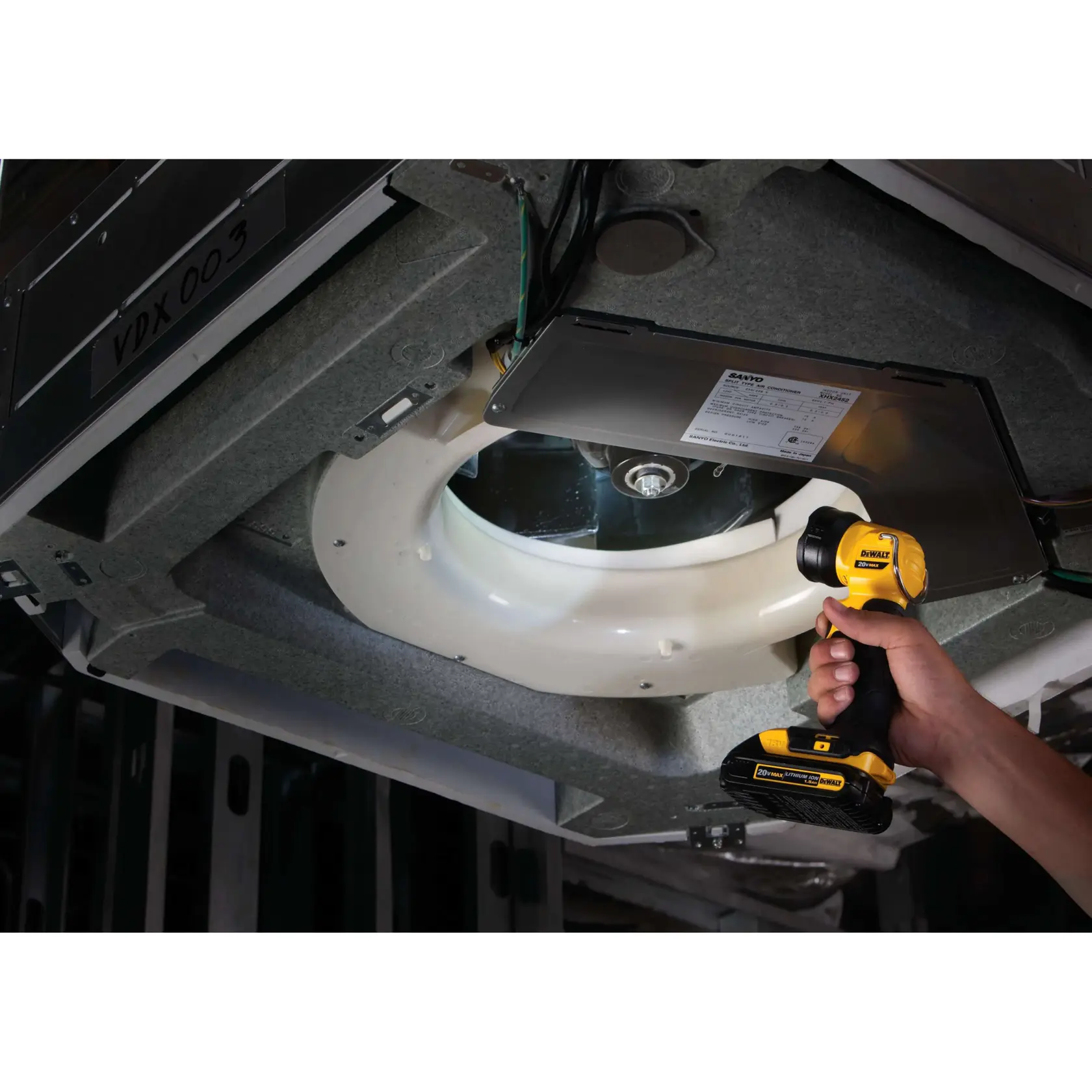 DEWALT® Linterna LED de Trabajo Inalámbrica de 20V MAX* (Solo Herramienta)