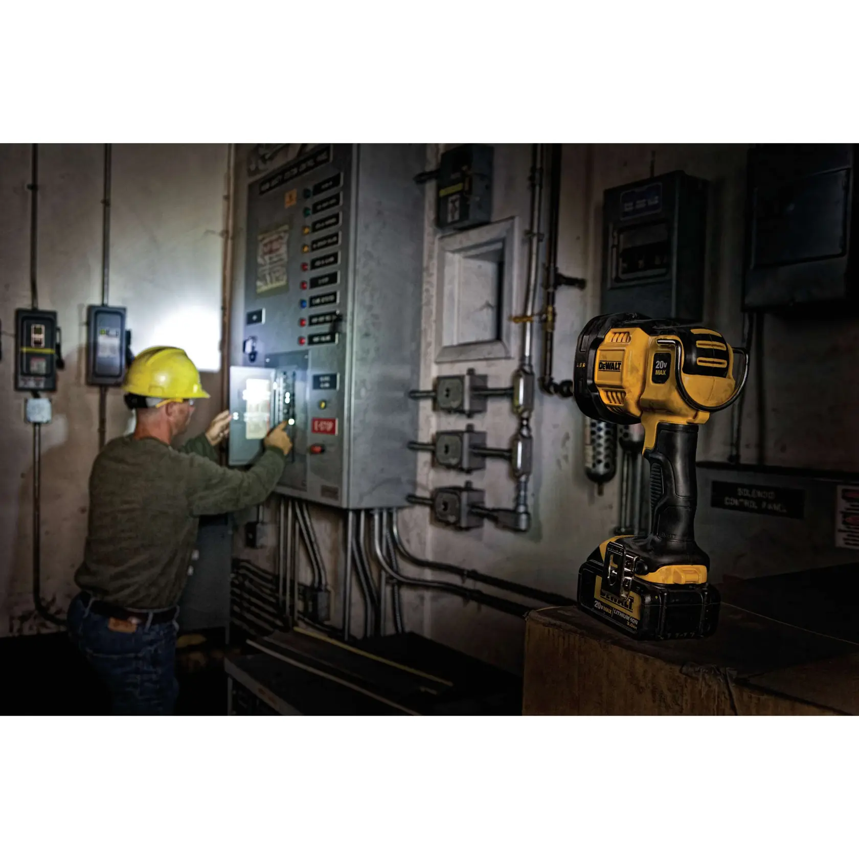 DEWALT® Luz LED de Trabajo Inalámbrica de 20V MAX*  (Solo Herramienta)