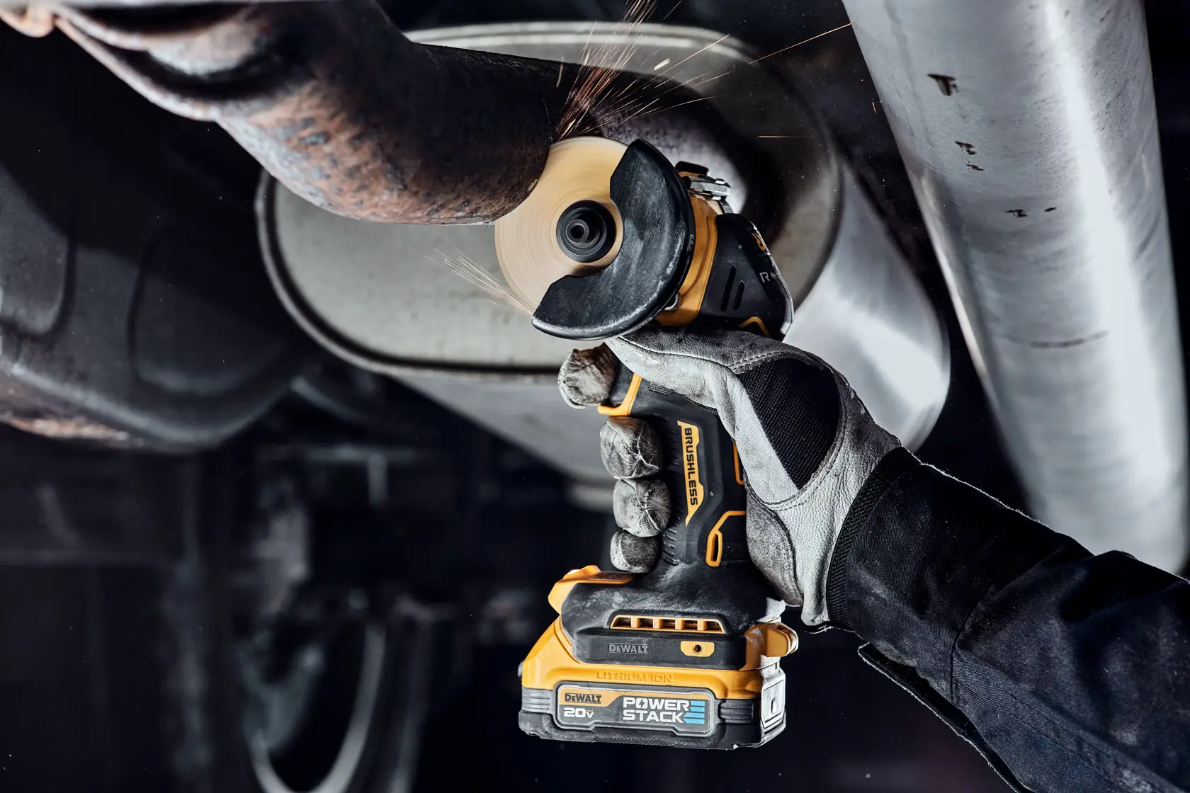 DEWALT® Kit de Herramienta de Corte Compacta de 3" (76mm) Inalámbrica sin Carbones de 20V MAX* XR®, (2) Baterías de 2.0Ah y Cargador