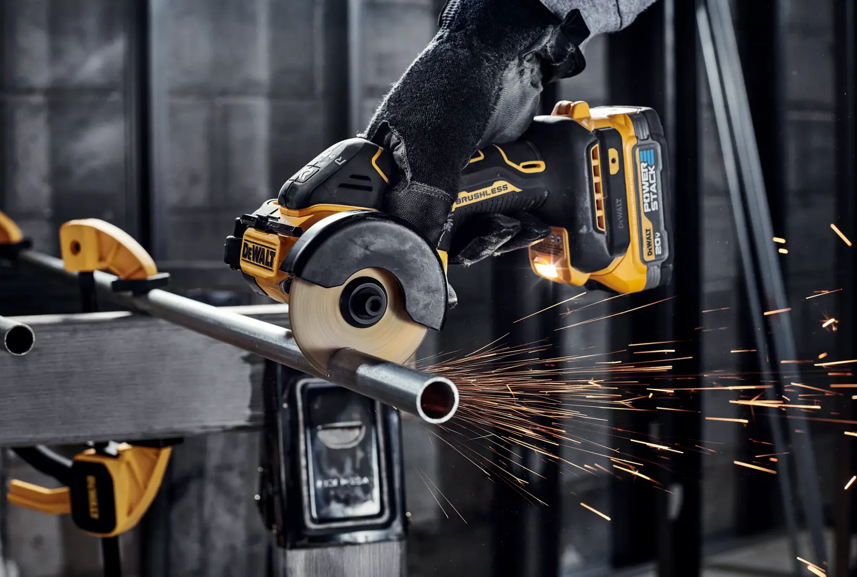 DEWALT® Kit de Herramienta de Corte Compacta de 3" (76mm) Inalámbrica sin Carbones de 20V MAX* XR®, (2) Baterías de 2.0Ah y Cargador