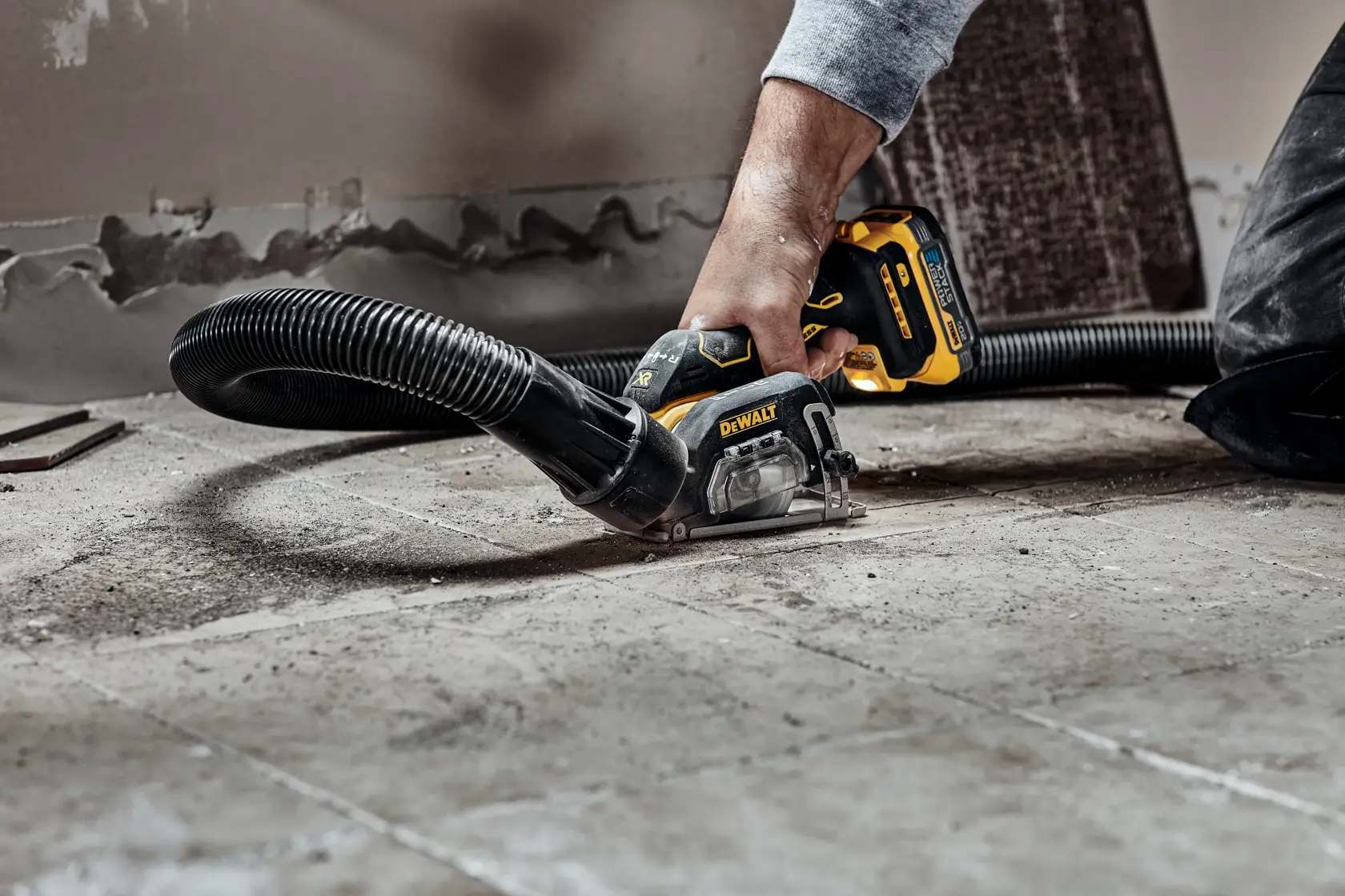 DEWALT® Kit de Herramienta de Corte Compacta de 3" (76mm) Inalámbrica sin Carbones de 20V MAX* XR®, (2) Baterías de 2.0Ah y Cargador