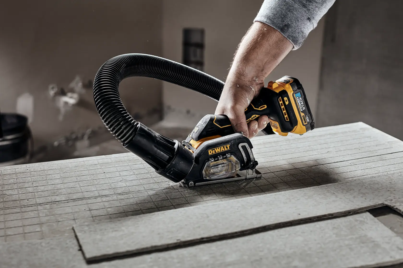 DEWALT® Kit de Herramienta de Corte Compacta de 3" (76mm) Inalámbrica sin Carbones de 20V MAX* XR®, (2) Baterías de 2.0Ah y Cargador