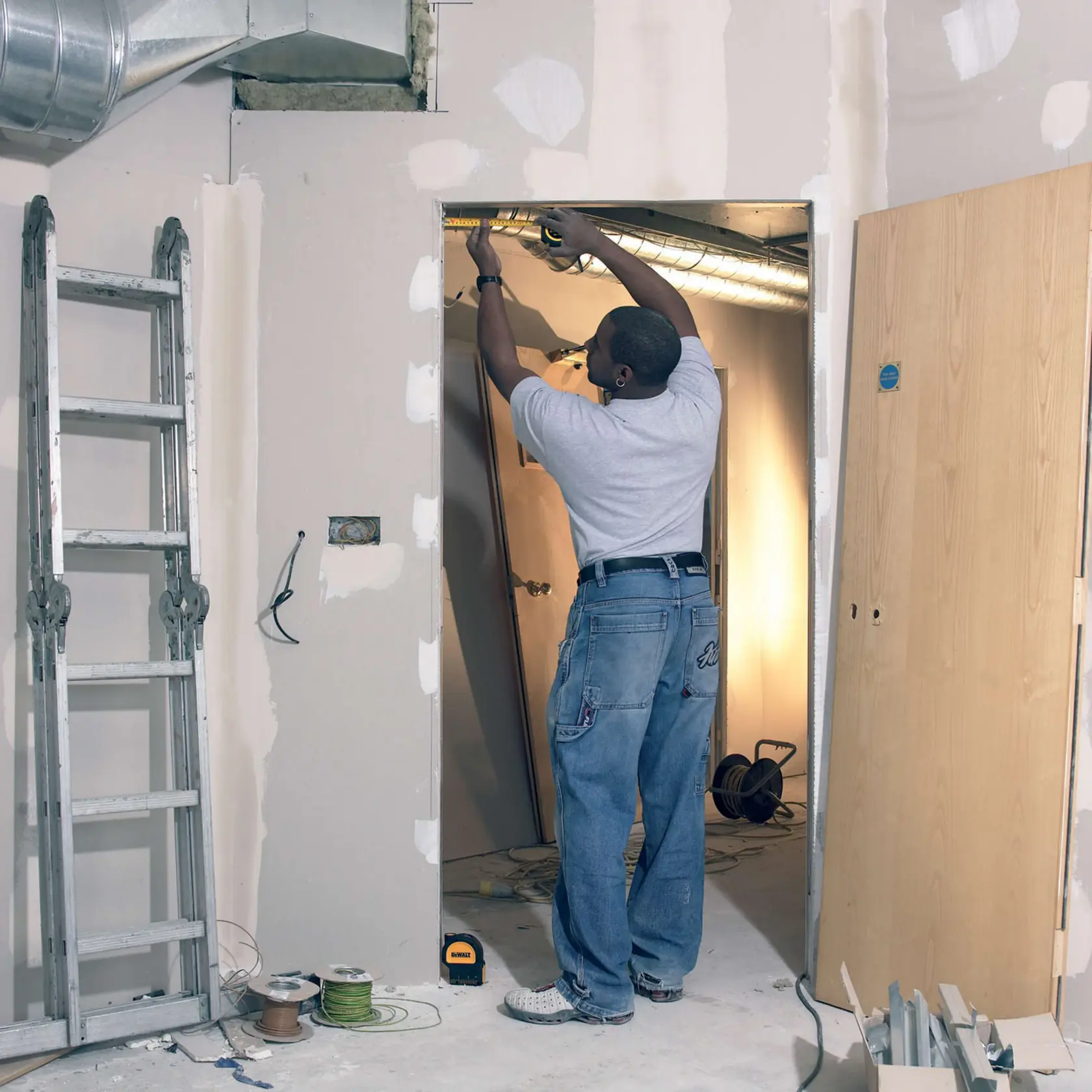 DEWALT® 165 Pies. Nivel Láser Rojo Autonivelante de Línea Cruzada y Punto de Plomada