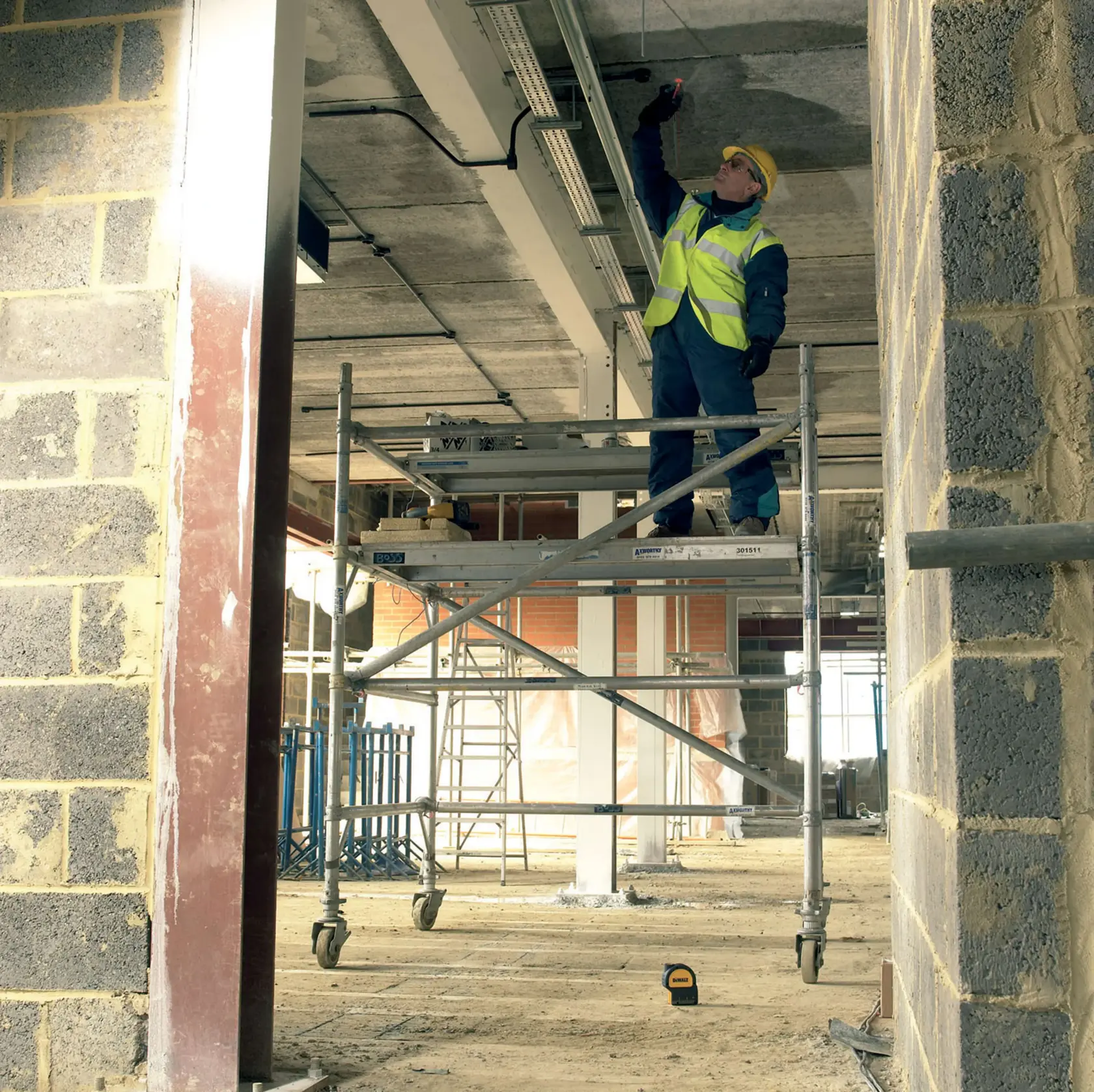 DEWALT® 165 Pies. Nivel Láser Rojo Autonivelante de Línea Cruzada y Punto de Plomada