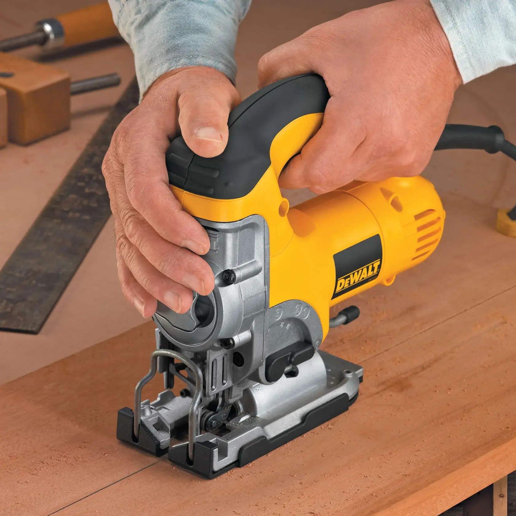 DEWALT® Kit de Sierra Caladora de 780W