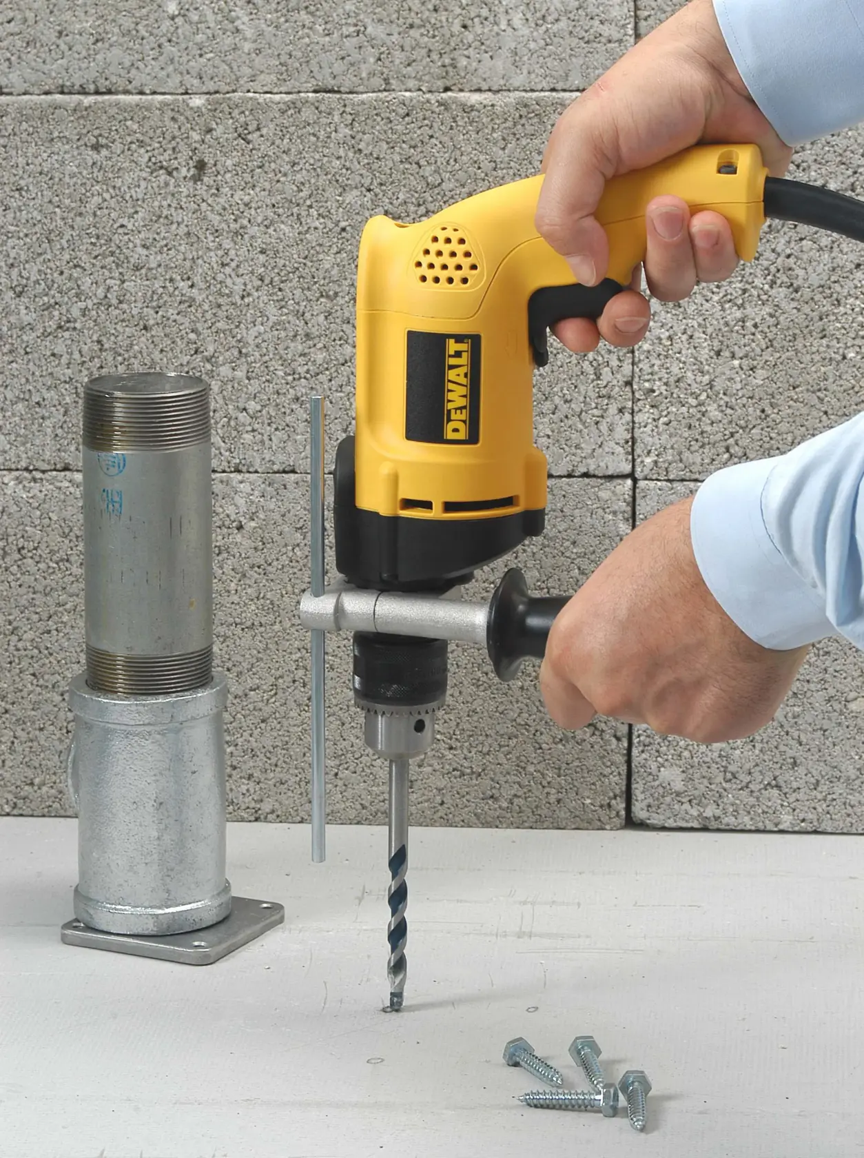 DEWALT® Taladro Percutor de 1/2" (13mm) con Cable de 700W y Velocidad Variable Reversible