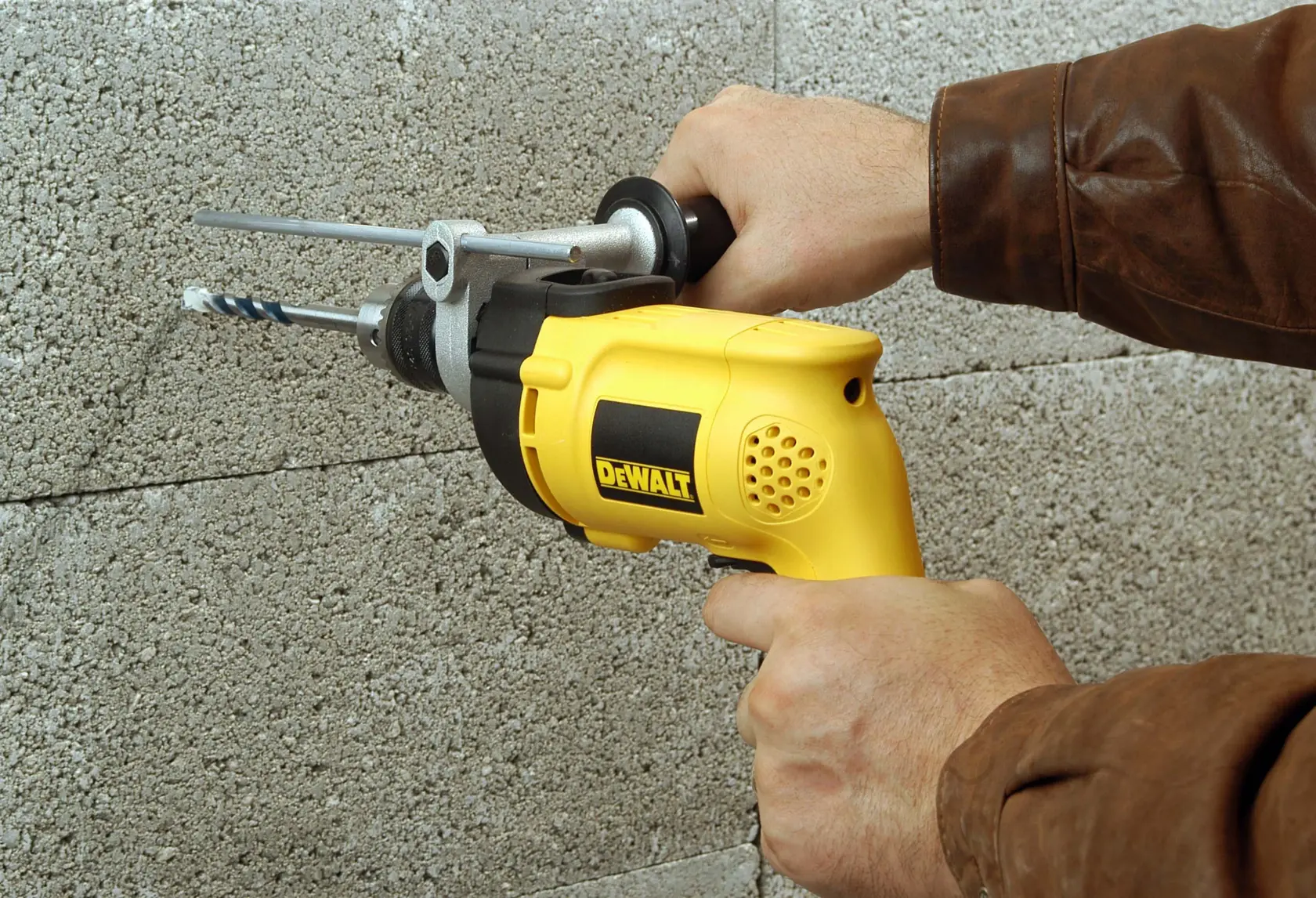 DEWALT® Taladro Percutor de 1/2" (13mm) con Cable de 700W y Velocidad Variable Reversible