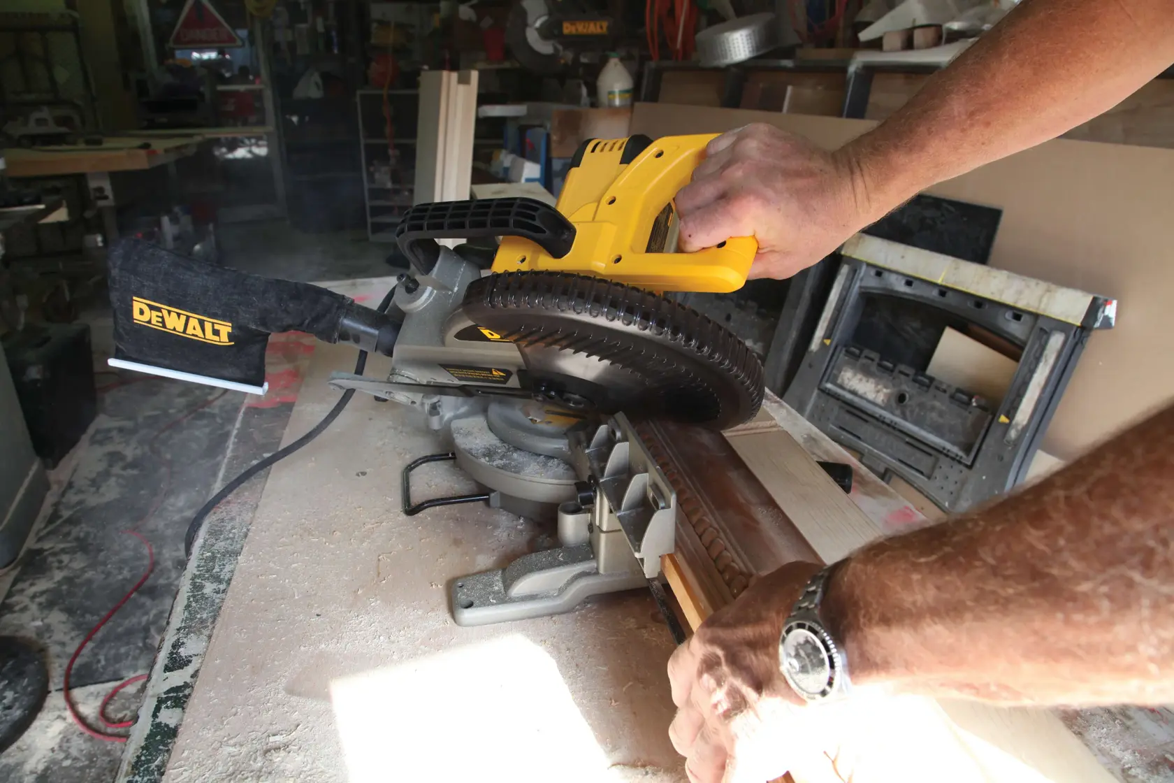 DEWALT® Sierra Ingletadora Compuesta de 10" (254mm) Eléctrica