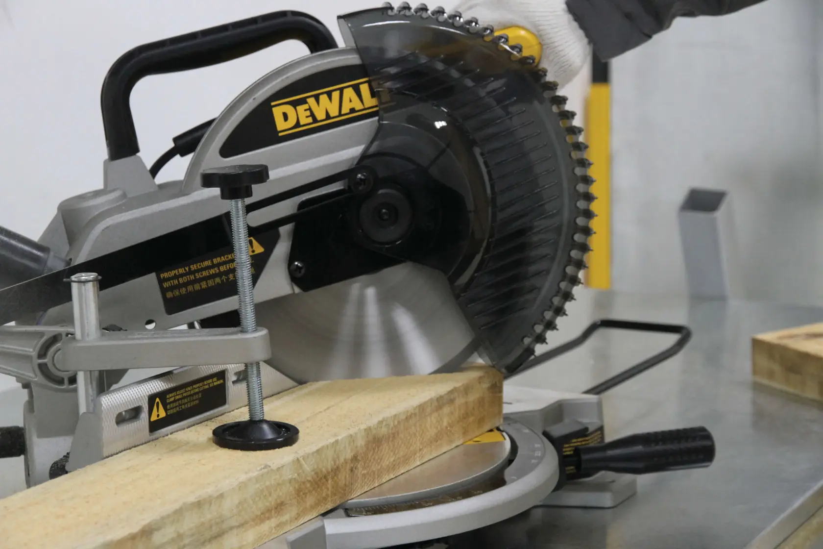 DEWALT® Sierra Ingletadora Compuesta de 10" (254mm) Eléctrica