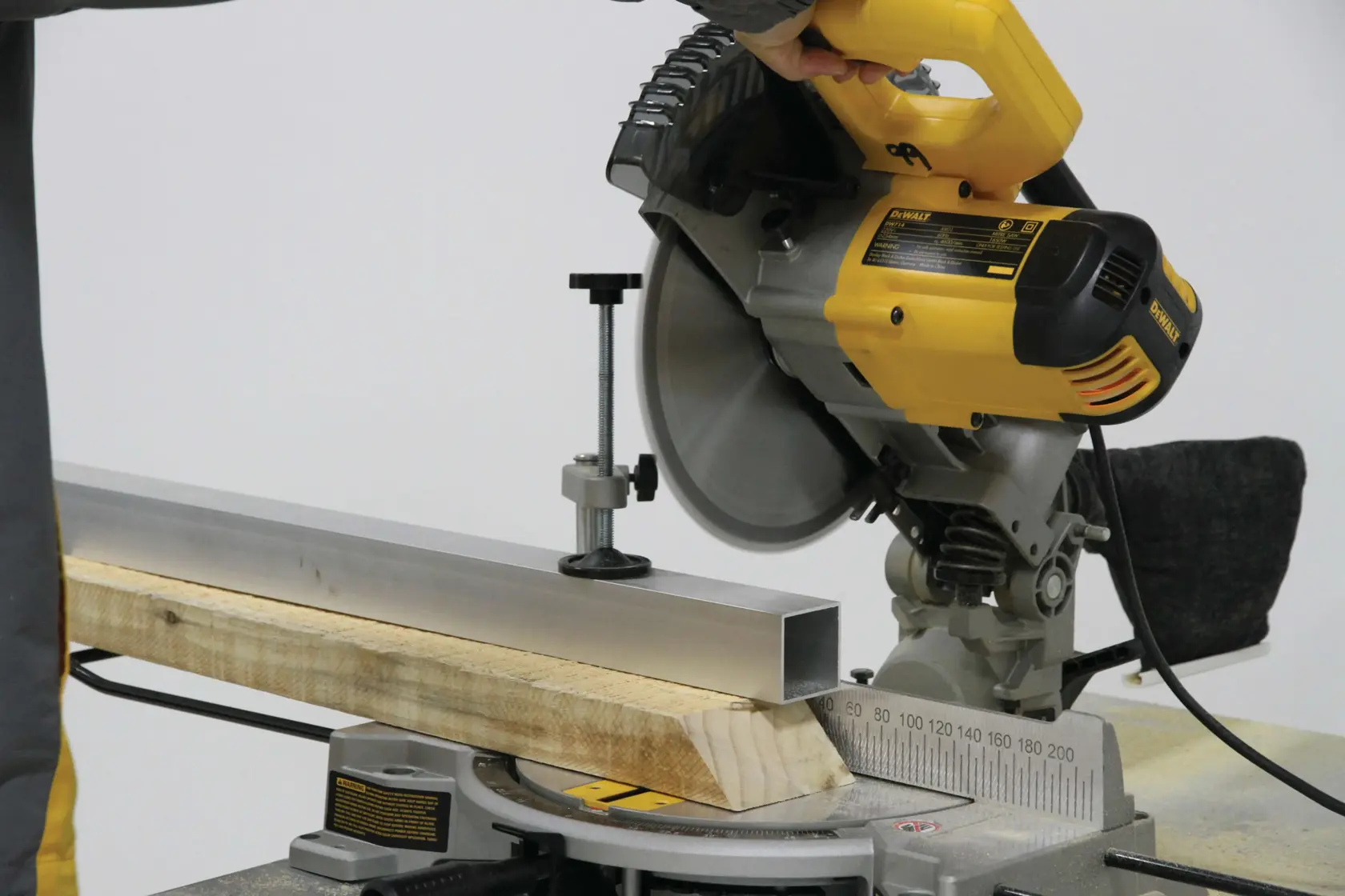 DEWALT® Sierra Ingletadora Compuesta de 10" (254mm) Eléctrica