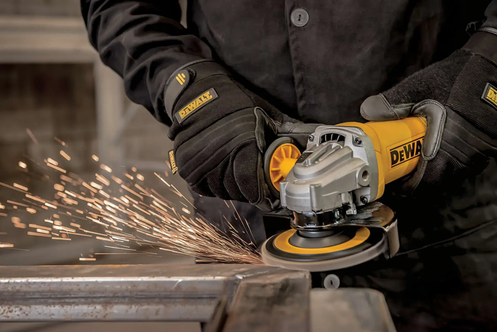 DEWALT® Disco Laminado de Zirconia Base de Fibra de 4-1/2" (115mm) para Corte en Metal/Inox Grano Z40