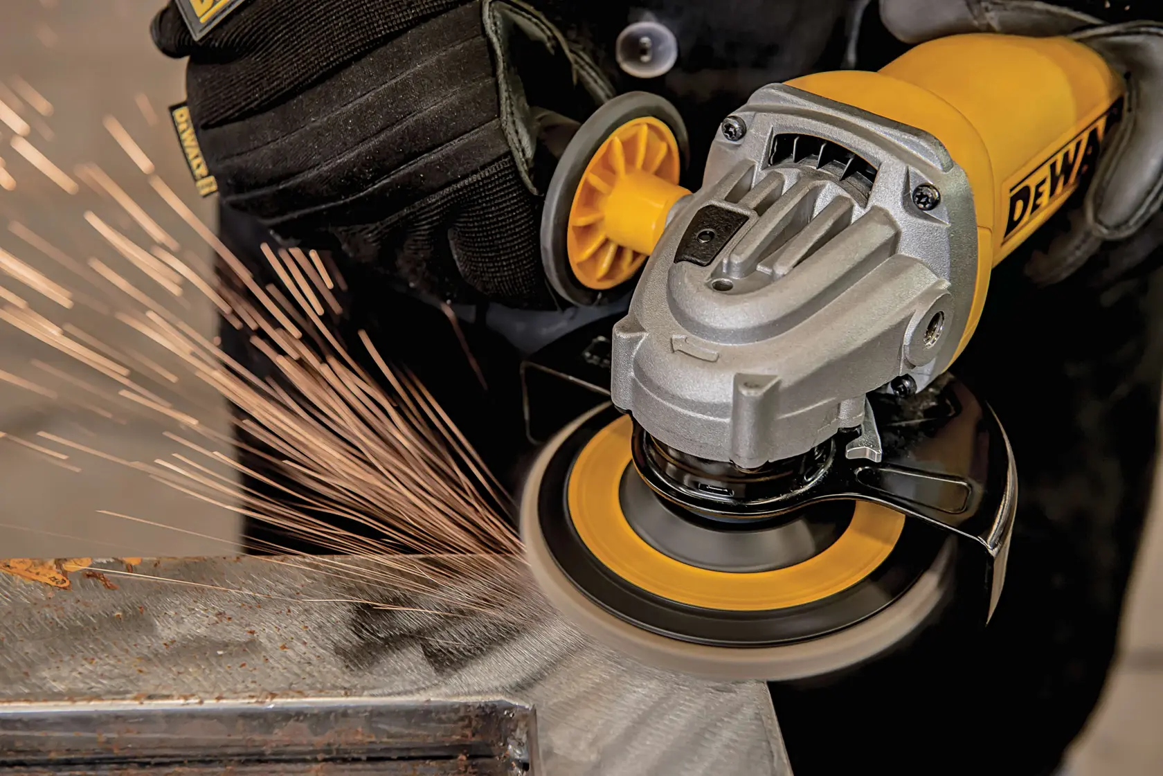 DEWALT® Disco Laminado de Zirconia Base de Fibra de 4-1/2" (115mm) para Corte en Metal/Inox Grano Z40