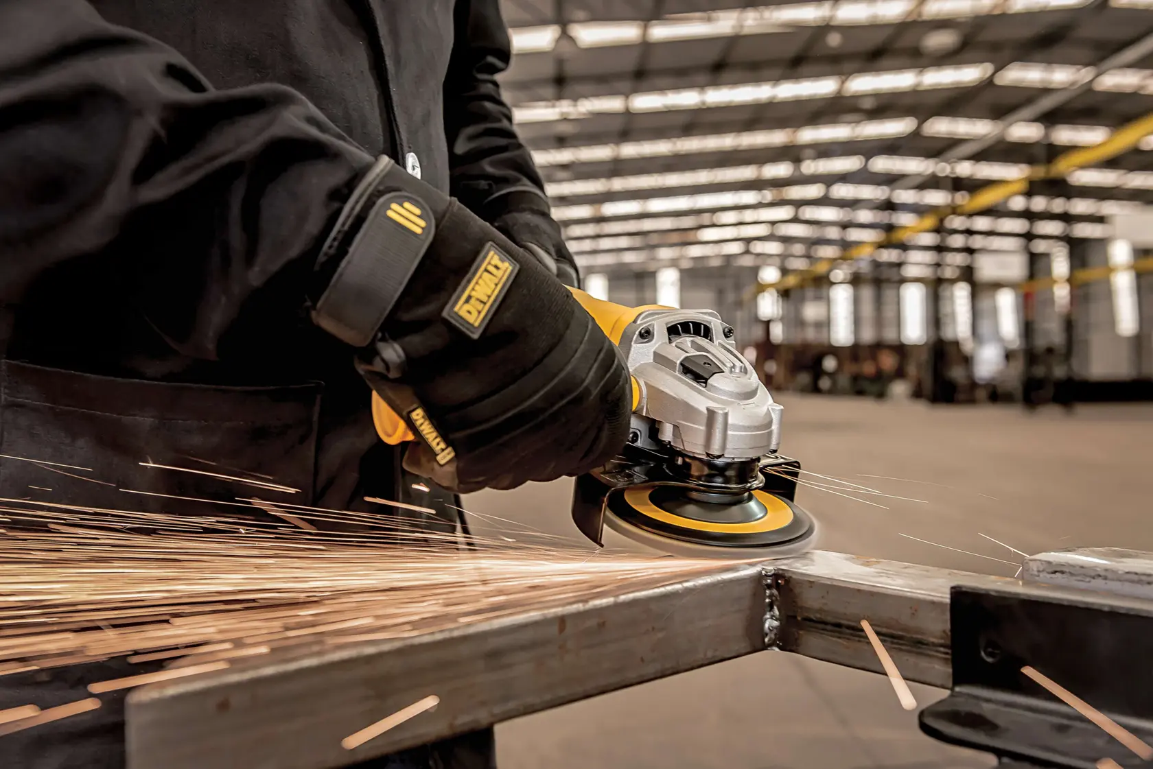 DEWALT® Disco Laminado de Zirconia Base de Fibra de 4-1/2" (115mm) para Corte en Metal/Inox Grano Z40