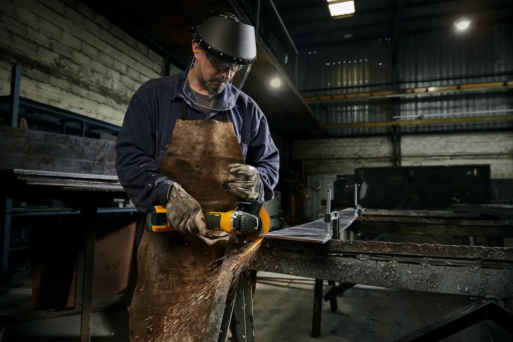 METAL FACTORY SIDE VIEW APPLICATION operator cutting steel plate in metallurgic plate