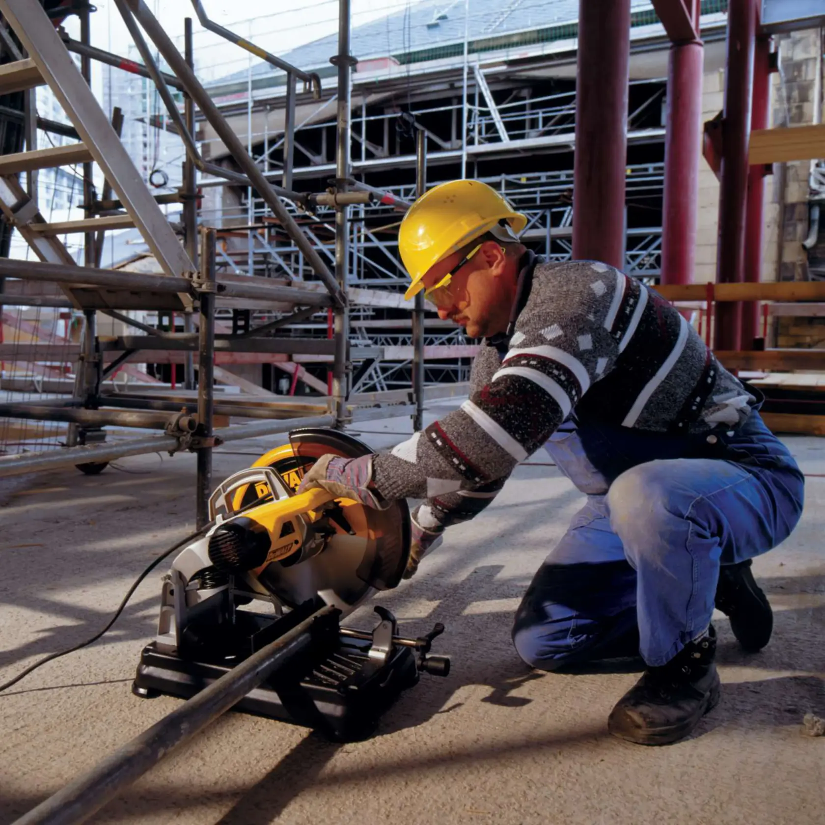 DEWALT® Tronzadora de 14" (355mm)