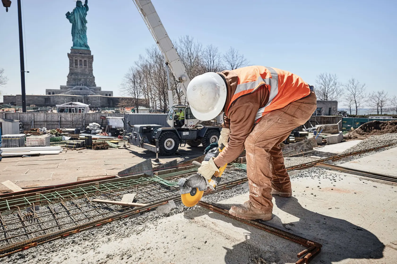 DEWALT® FLEXVOLT® Disco Abrasivo Cerámico de 9 Pulg x .045 pulg para Corte / Tronzado con Mandril de 7/8 pulg para Corte de Acero Inoxidable y Acero Dulce