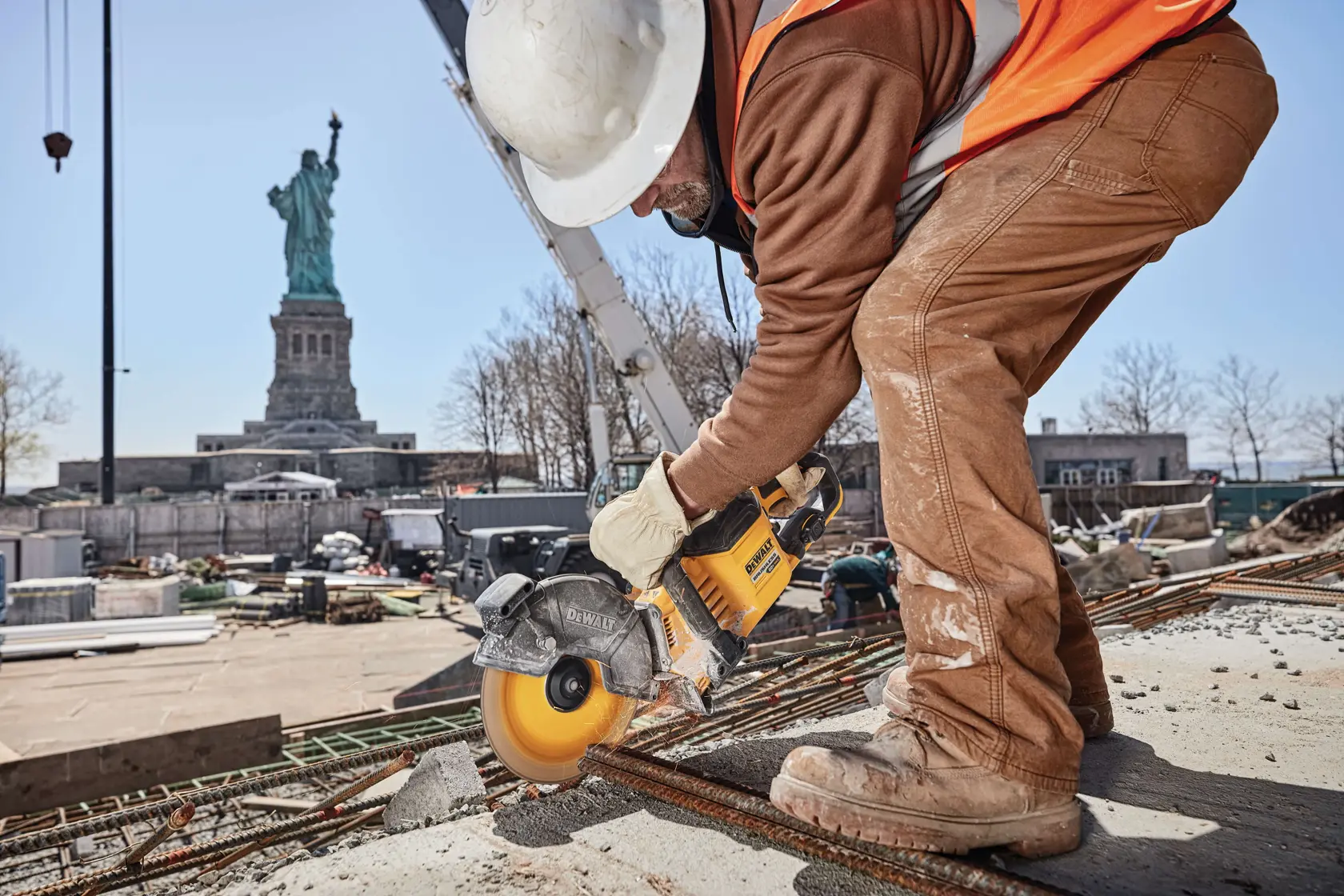 DEWALT® FLEXVOLT® Disco Abrasivo Cerámico de 9 Pulg x .045 pulg para Corte / Tronzado con Mandril de 7/8 pulg para Corte de Acero Inoxidable y Acero Dulce