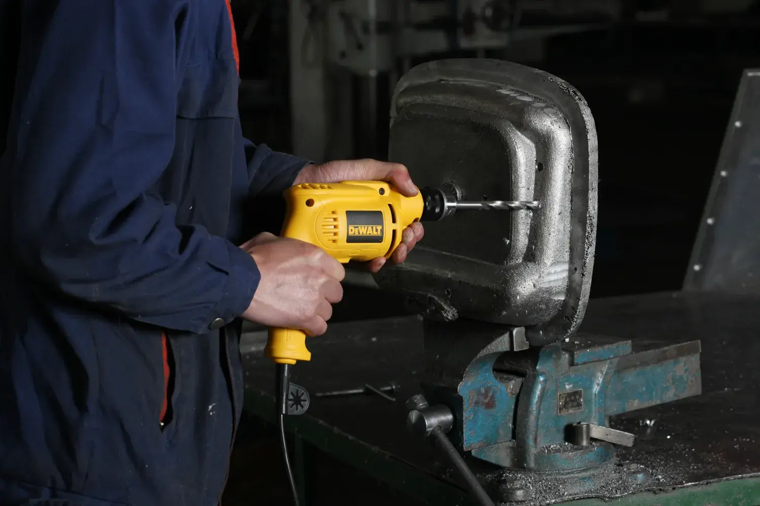 DEWALT® Taladro Eléctrico con Cable de Alta Velocidad de Rotación de 3/8 Pulg (9.5mm)