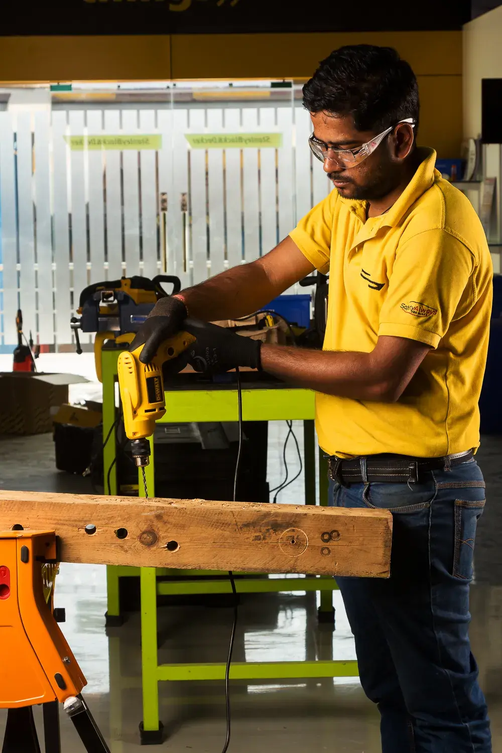 DEWALT® Taladro Eléctrico con Cable de Alta Velocidad de Rotación de 3/8 Pulg (9.5mm)