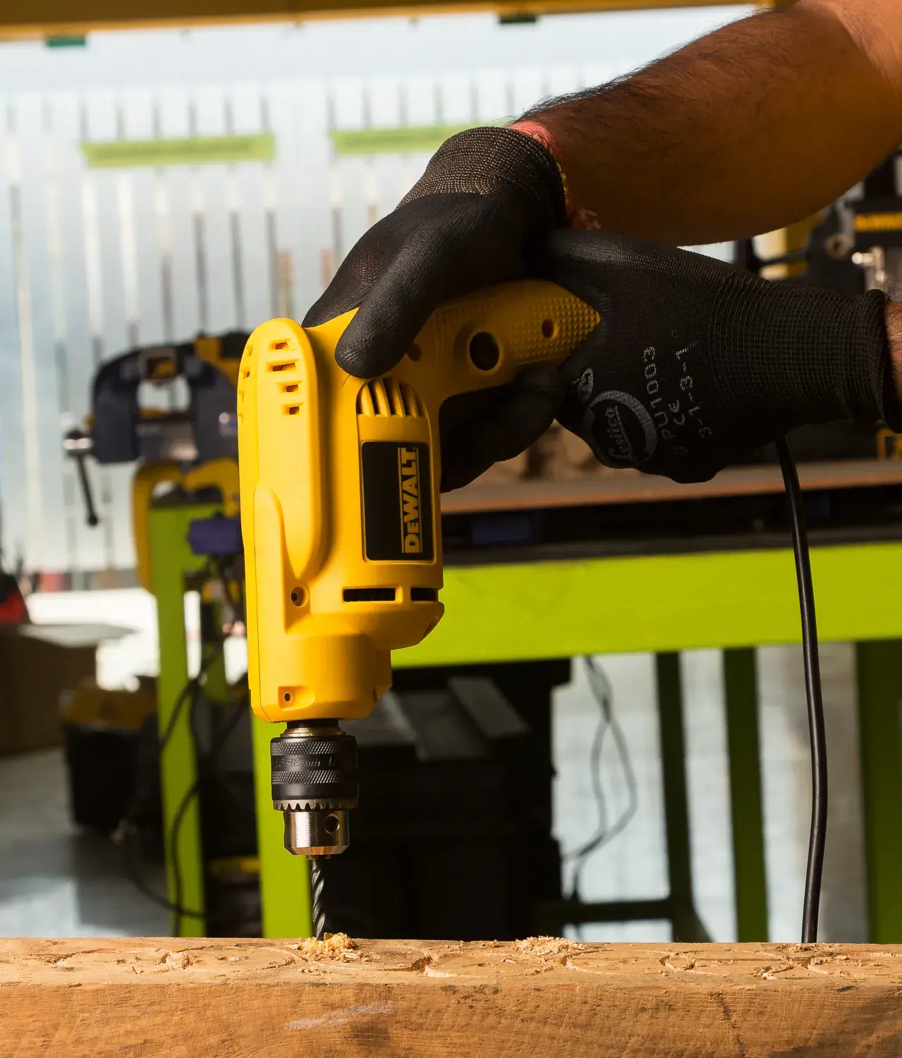 DEWALT® Taladro Eléctrico con Cable de Alta Velocidad de Rotación de 3/8 Pulg (9.5mm)