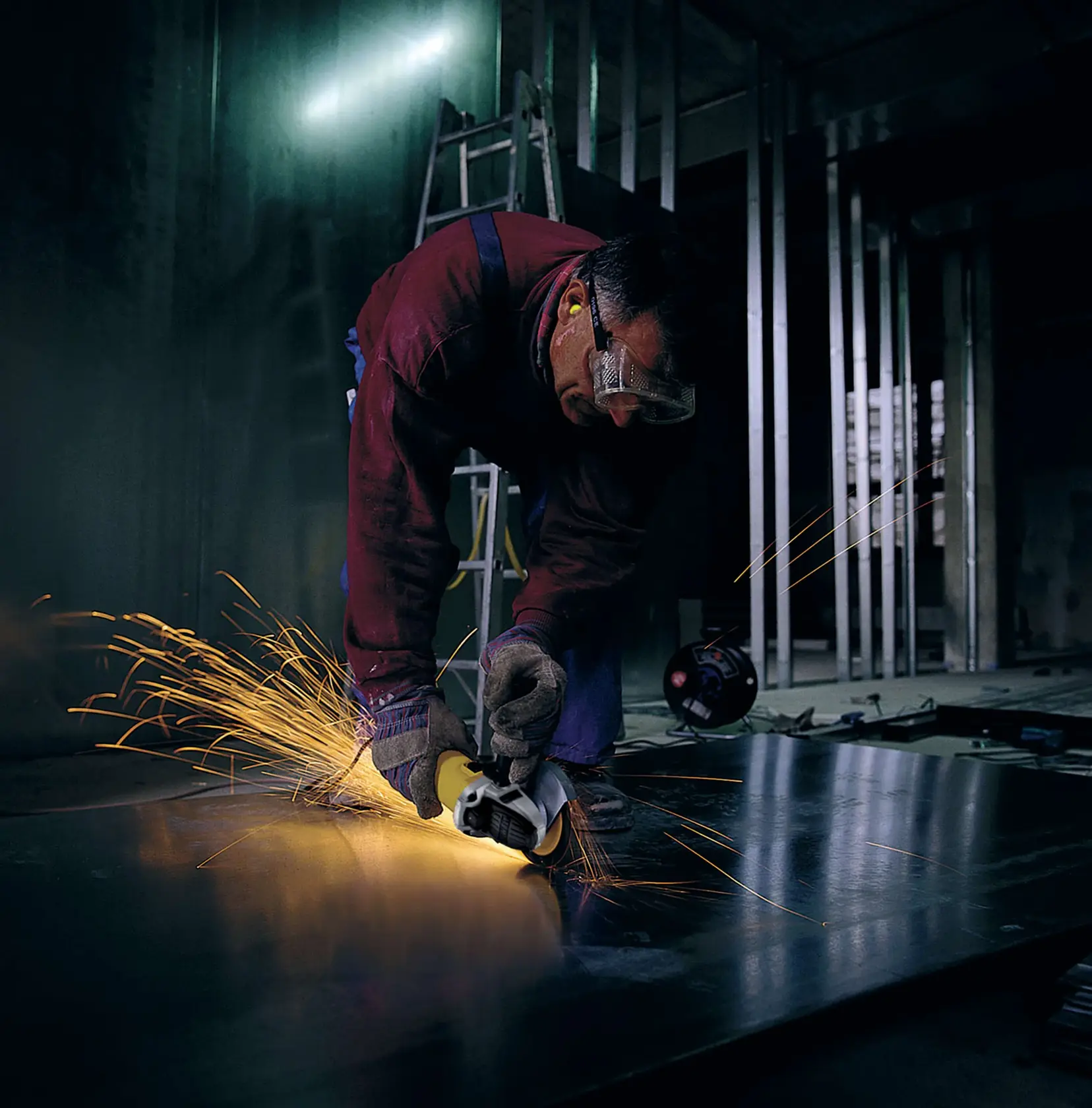 DEWALT® Esmeriladora Angular de 4-1/2" (115mm) 800W con Interruptor de Paleta