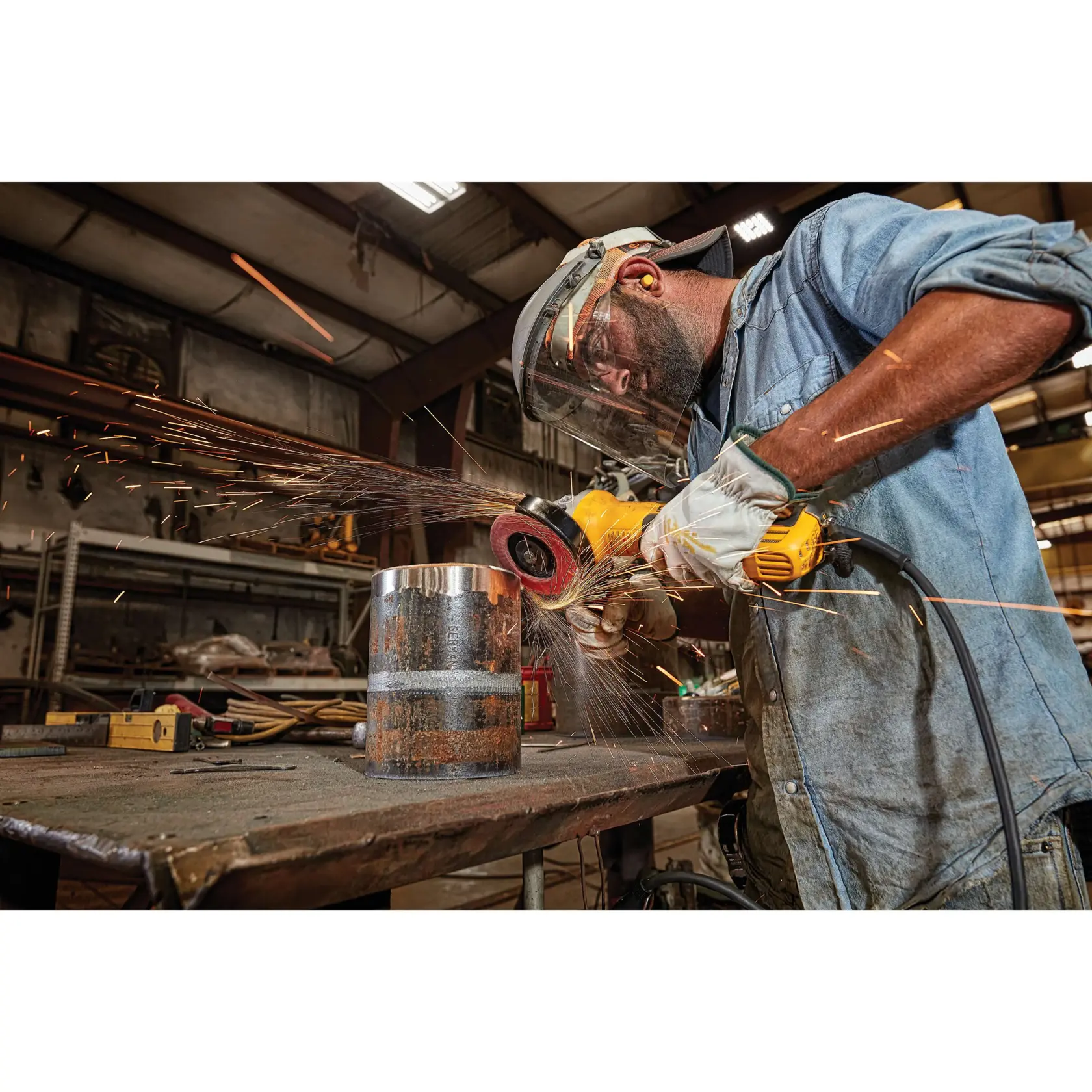 DEWALT® Esmeriladora Angular de 4-1/2" (115mm) - 5" (125mm) con Cable de 1700W sin Carbones de Interruptor de Paleta y Freno KICKBACK BRAKE™