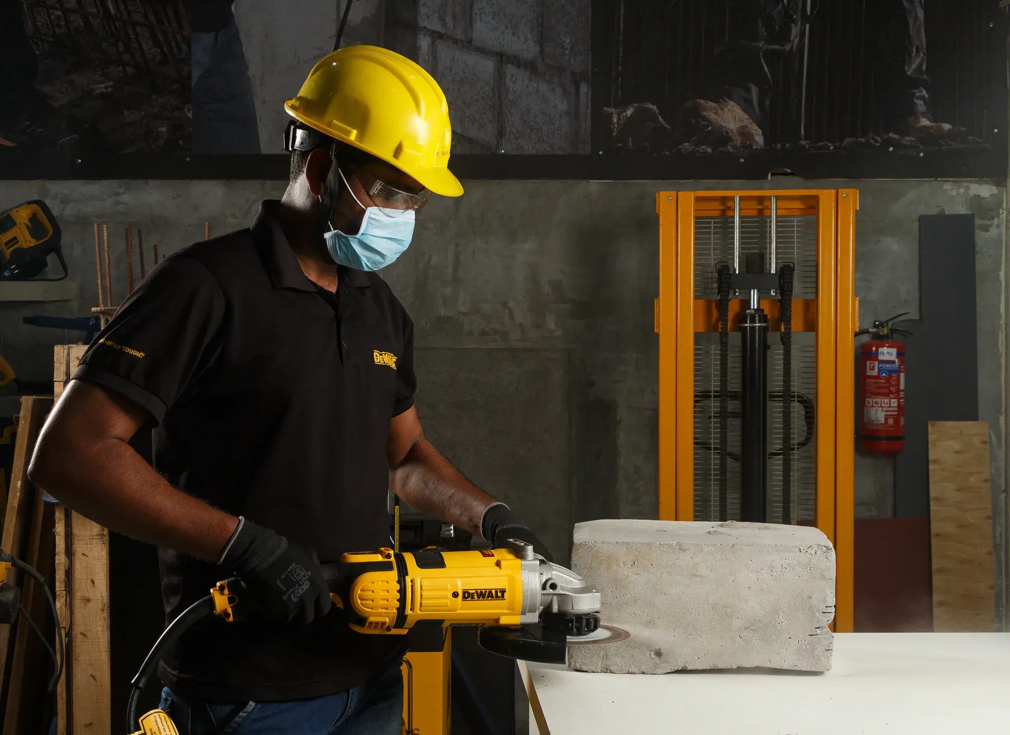 DEWALT® Amoladora Angular de 9" (230mm) 2700W