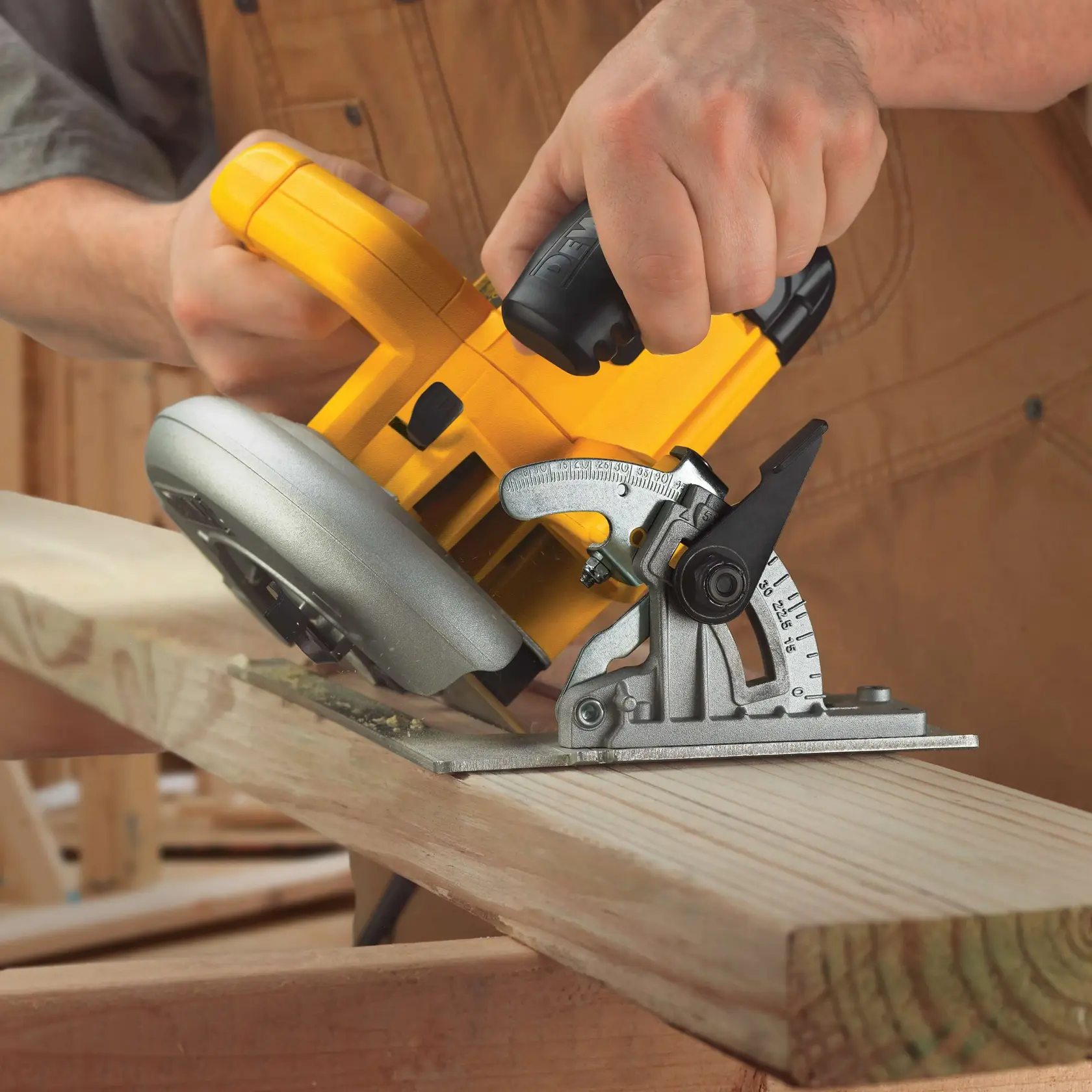 7 and one quarter inch lightweight circular saw sawing through a wooden board.