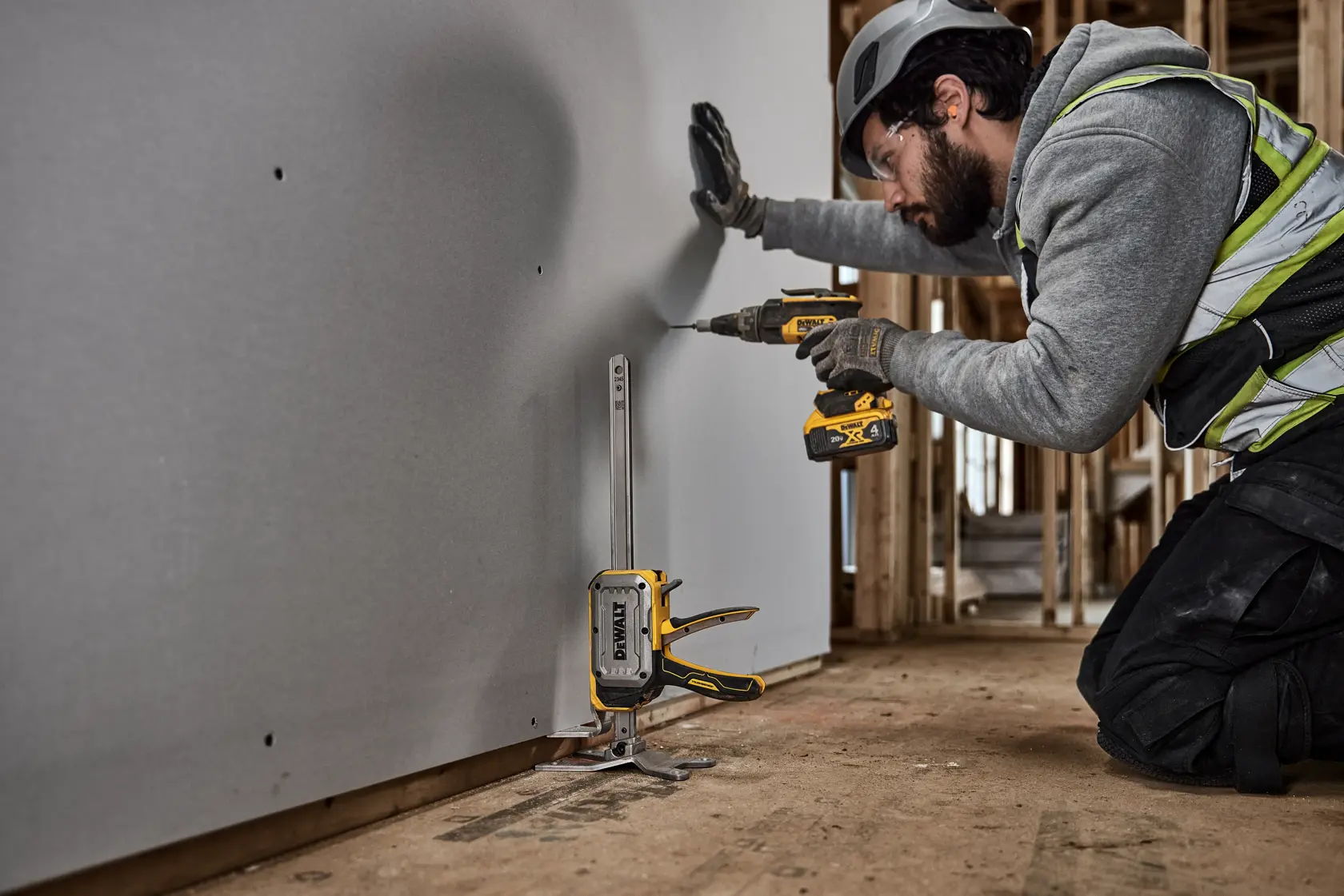 DEWALT(R) TOUGHSERIES(TM) CONSTRUCTION JACK lifting drywall