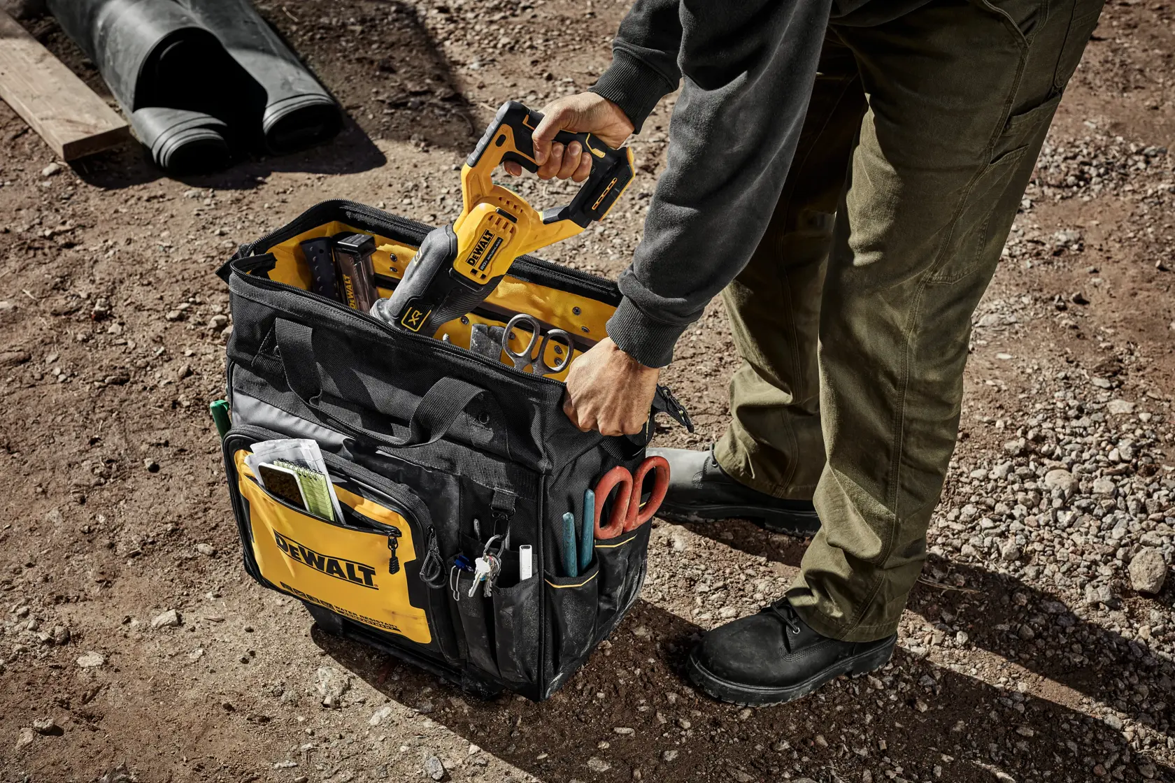 CONSTRUCTION PRO PULLING TOOL OUT OF DEWALT 18 INCH PRO ROLLING BAG