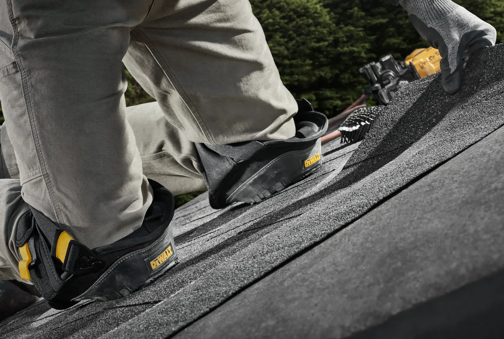 ROOFER WEARING DEWALT STABILIZING KNEE PADS WITH GEL WHILE WORKING